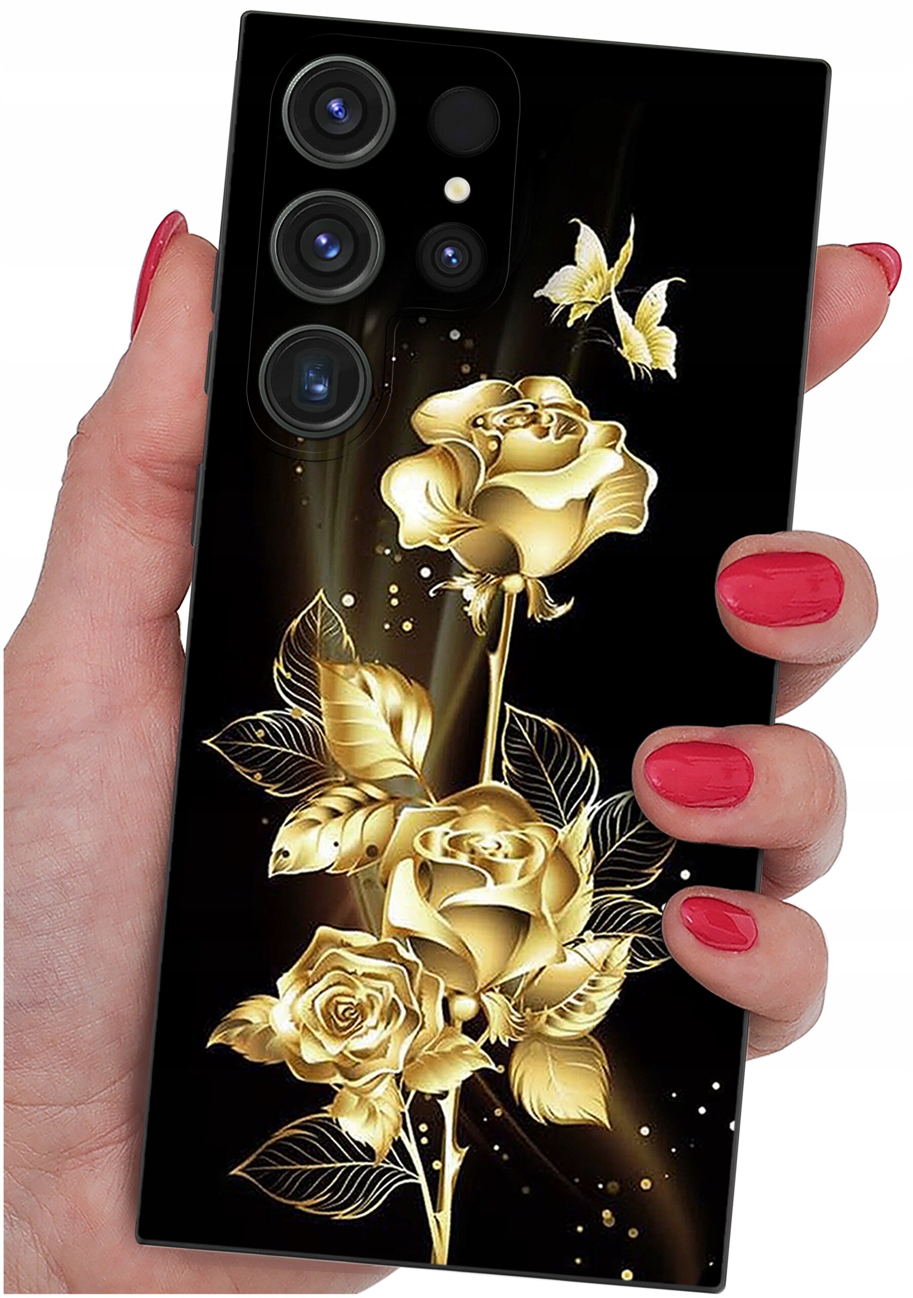Osoba trzyma telefon z etui ozdobionym złotymi różami i motylami na czarnym tle. Etui posiada wycięcia na cztery obiektywy aparatu.