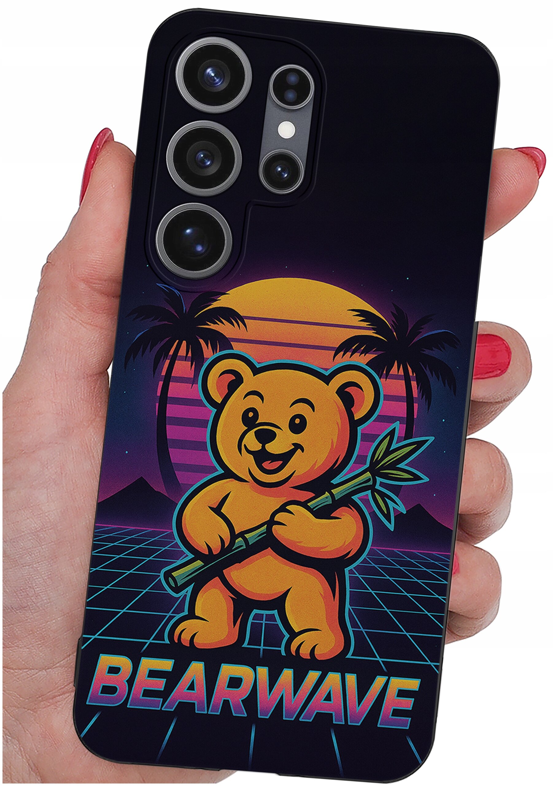 Etui na telefon z grafiką przedstawiającą misia trzymającego bambus na tle zachodzącego słońca i palm. Na dole widoczny jest napis \'BEARWAVE\'.
