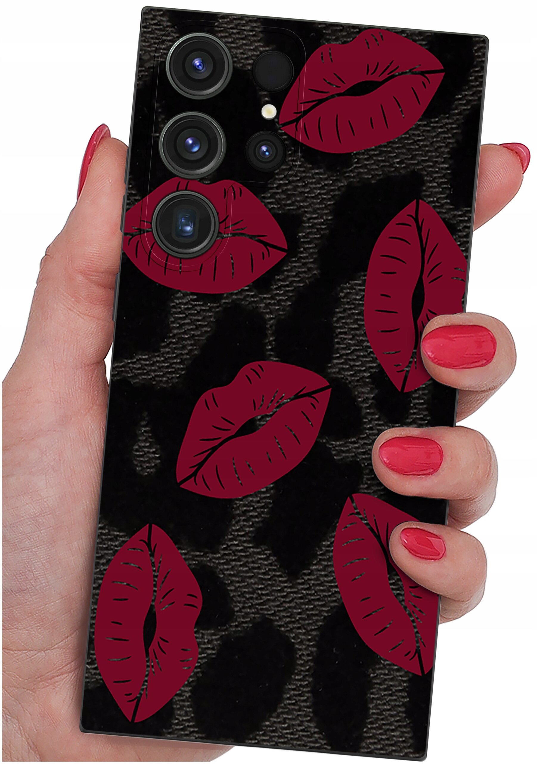 Etui na telefon z czarnym wzorem przypominającym skórę i czerwonymi nadrukami w kształcie ust. Telefon trzymany jest w dłoni z pomalowanymi na czerwono paznokciami.