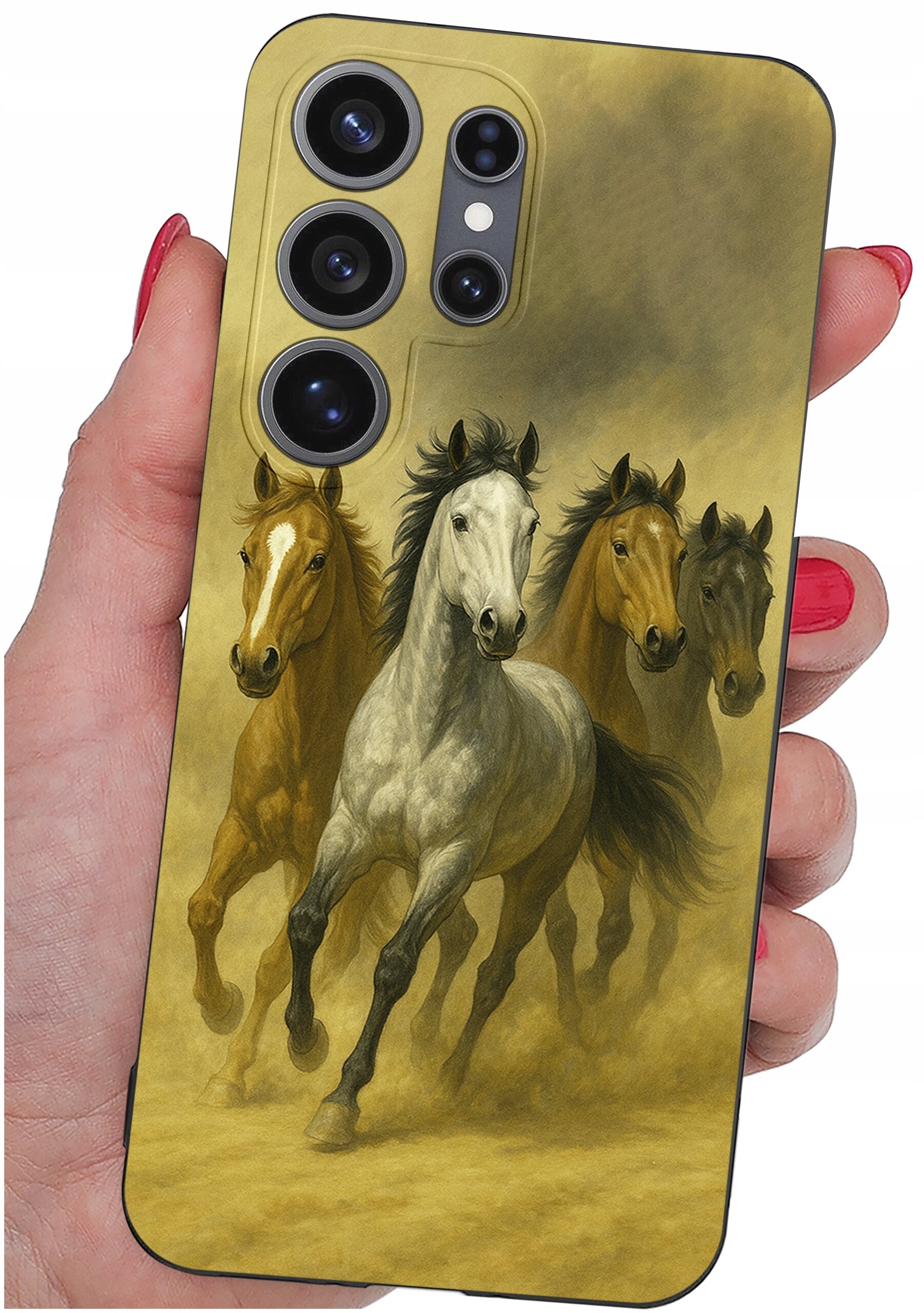 Etui na telefon z nadrukiem czterech galopujących koni, trzymane w dłoni z czerwonym lakierem na paznokciach. Etui posiada wycięcia na trzy obiektywy aparatu i lampę błyskową.