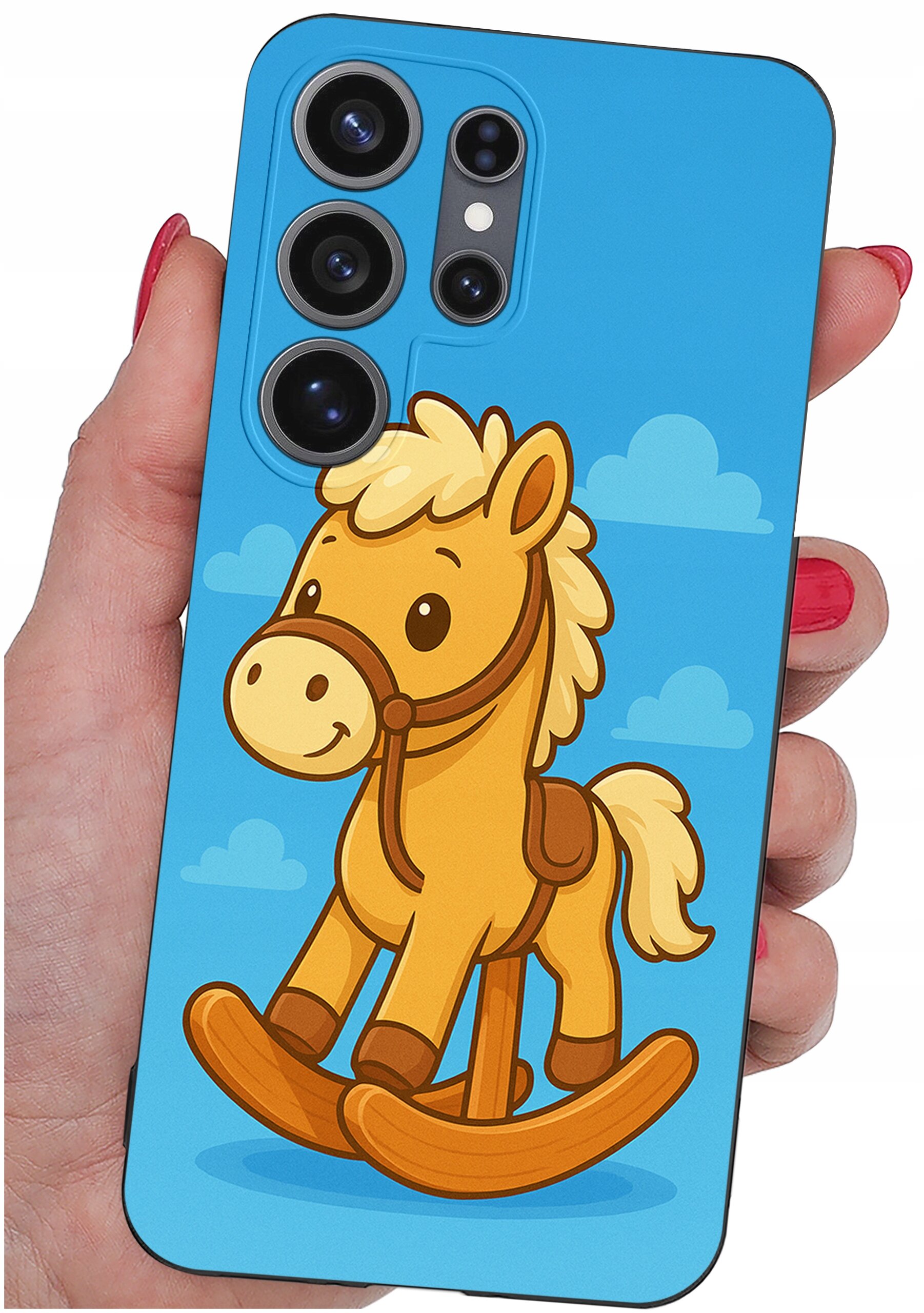 Etui na telefon z grafiką konika na biegunach na niebieskim tle z chmurkami. Etui trzymane jest w dłoni z pomalowanymi na czerwono paznokciami.