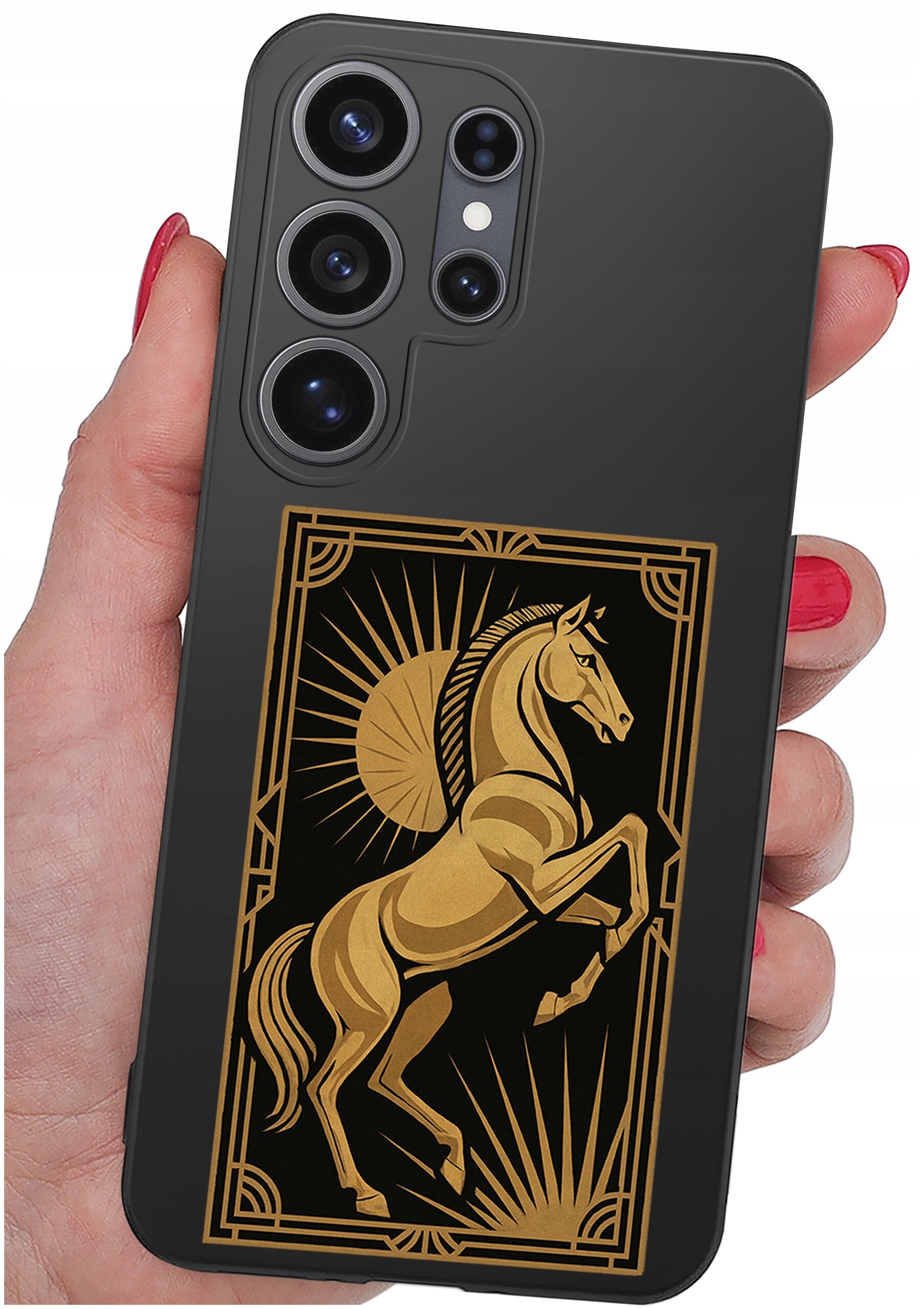Czarny silikonowy etui na telefon z wzorem złotego konia w stylu art deco. Etui jest trzymane w dłoni, a na górze widoczne są trzy obiektywy aparatu.