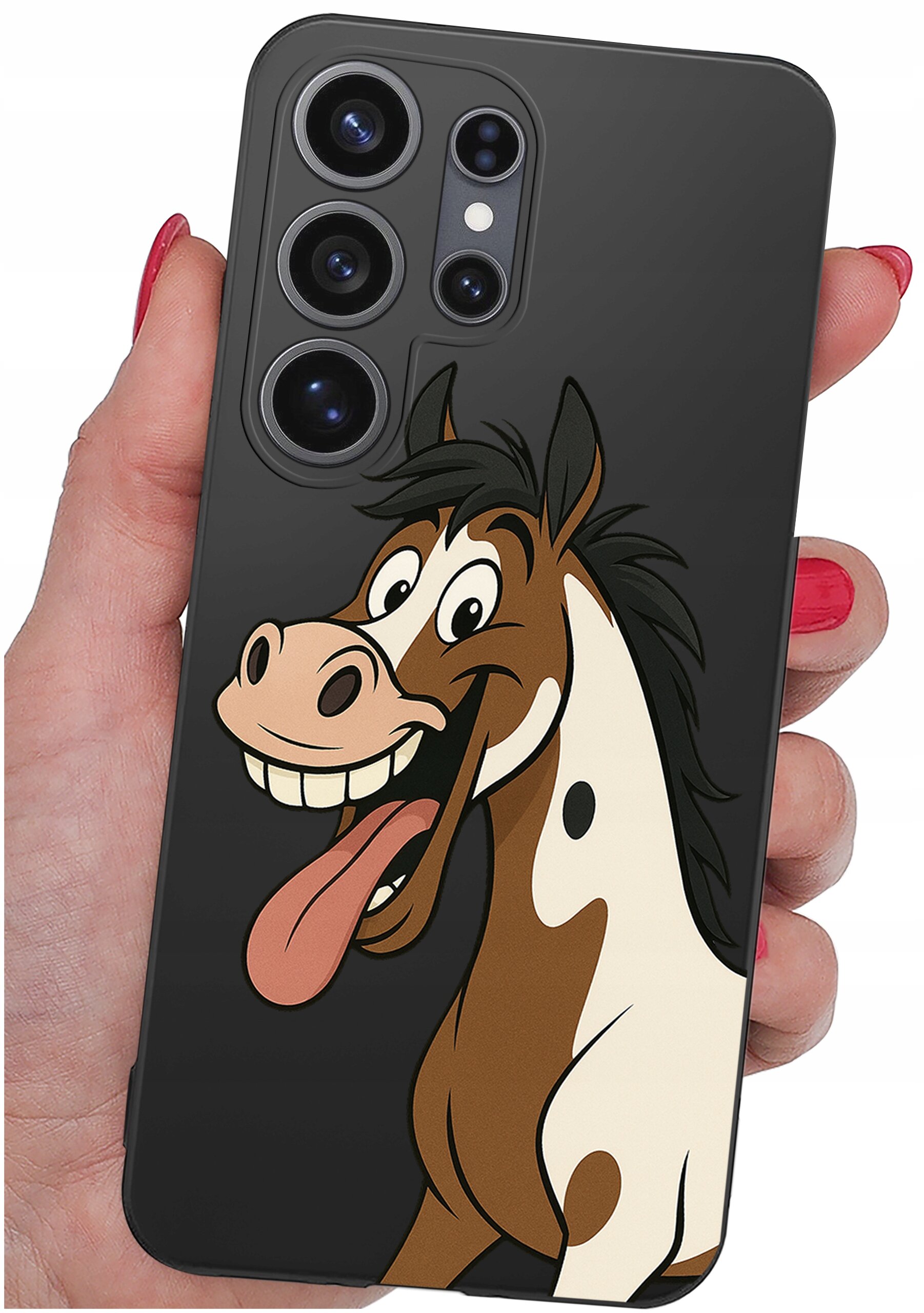 Etui na telefon z nadrukiem uśmiechniętego konia, trzymane w dłoni z czerwonym lakierem na paznokciach. Etui ma wycięcia na cztery obiektywy aparatu.