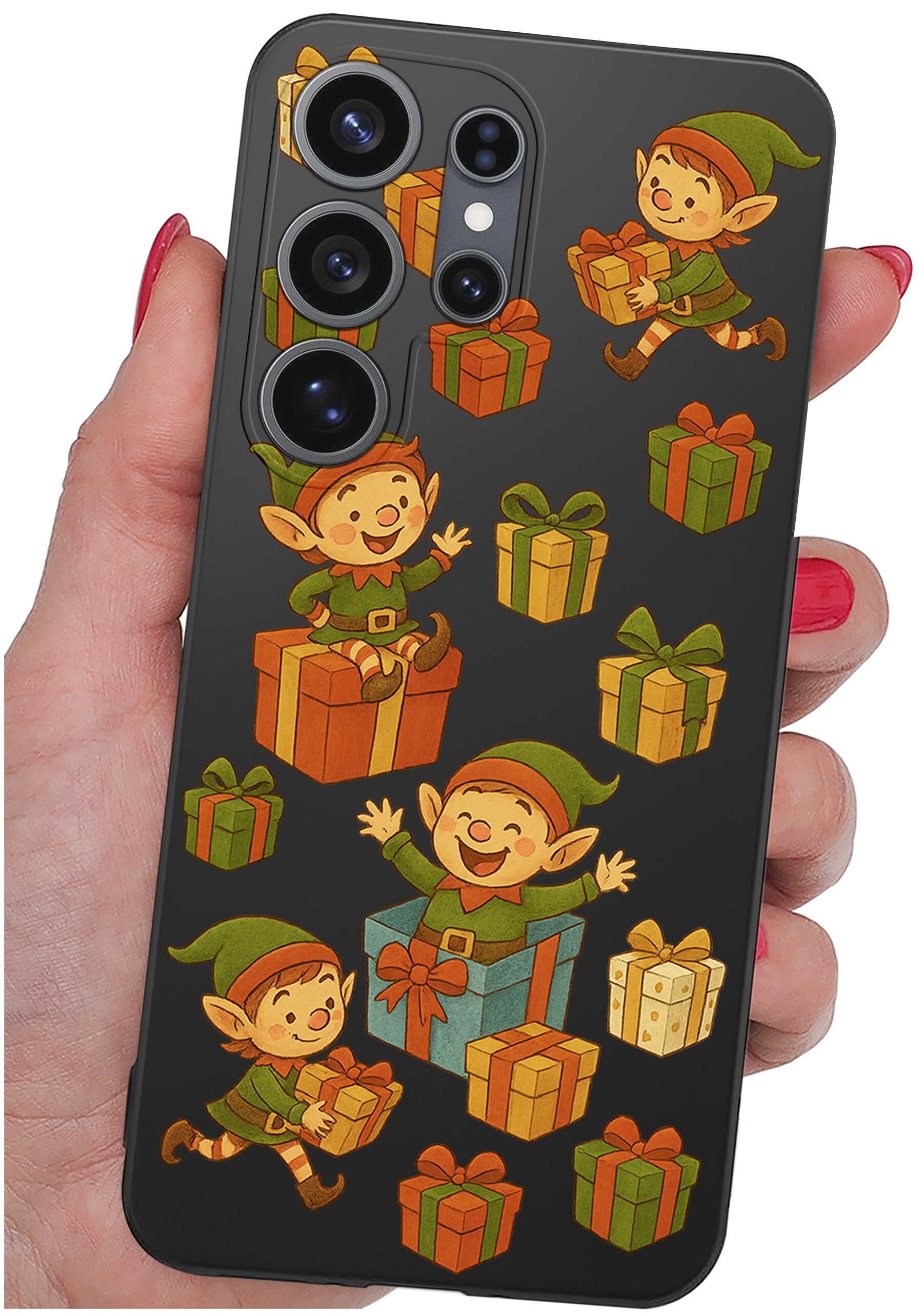 Etui na telefon z motywem elfów i prezentów, trzymane w dłoni z czerwonym lakierem na paznokciach. Etui ma czarną powierzchnię z kolorowymi grafikami elfów i prezentów.