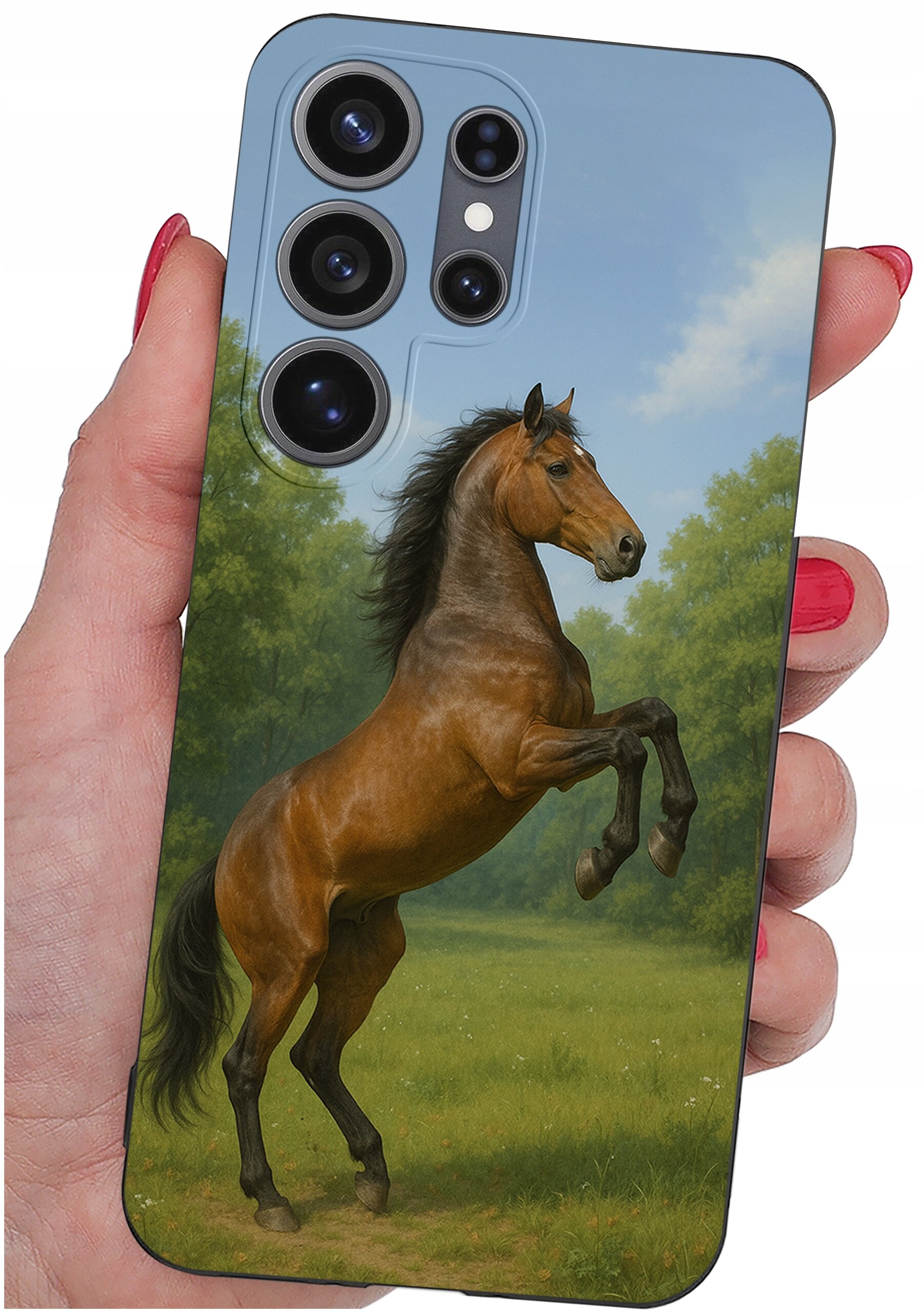 Etui na telefon z nadrukiem konia na tle zielonego krajobrazu, trzymane w dłoni z czerwonym lakierem na paznokciach. Widoczne są cztery obiektywy aparatu telefonu.