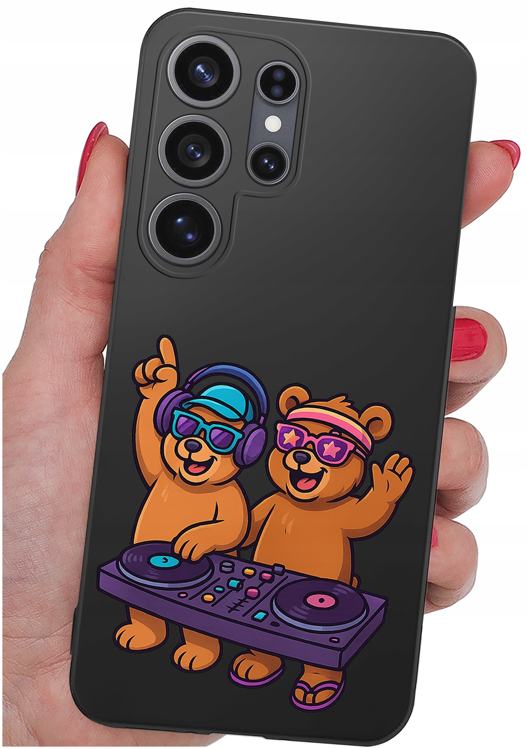 Czarne etui na telefon z grafiką dwóch niedźwiedzi w okularach przeciwsłonecznych, słuchawkach i czapkach, stojących przy konsoli DJ-skiej. Etui trzymane jest w dłoni z pomalowanymi na czerwono paznokciami.