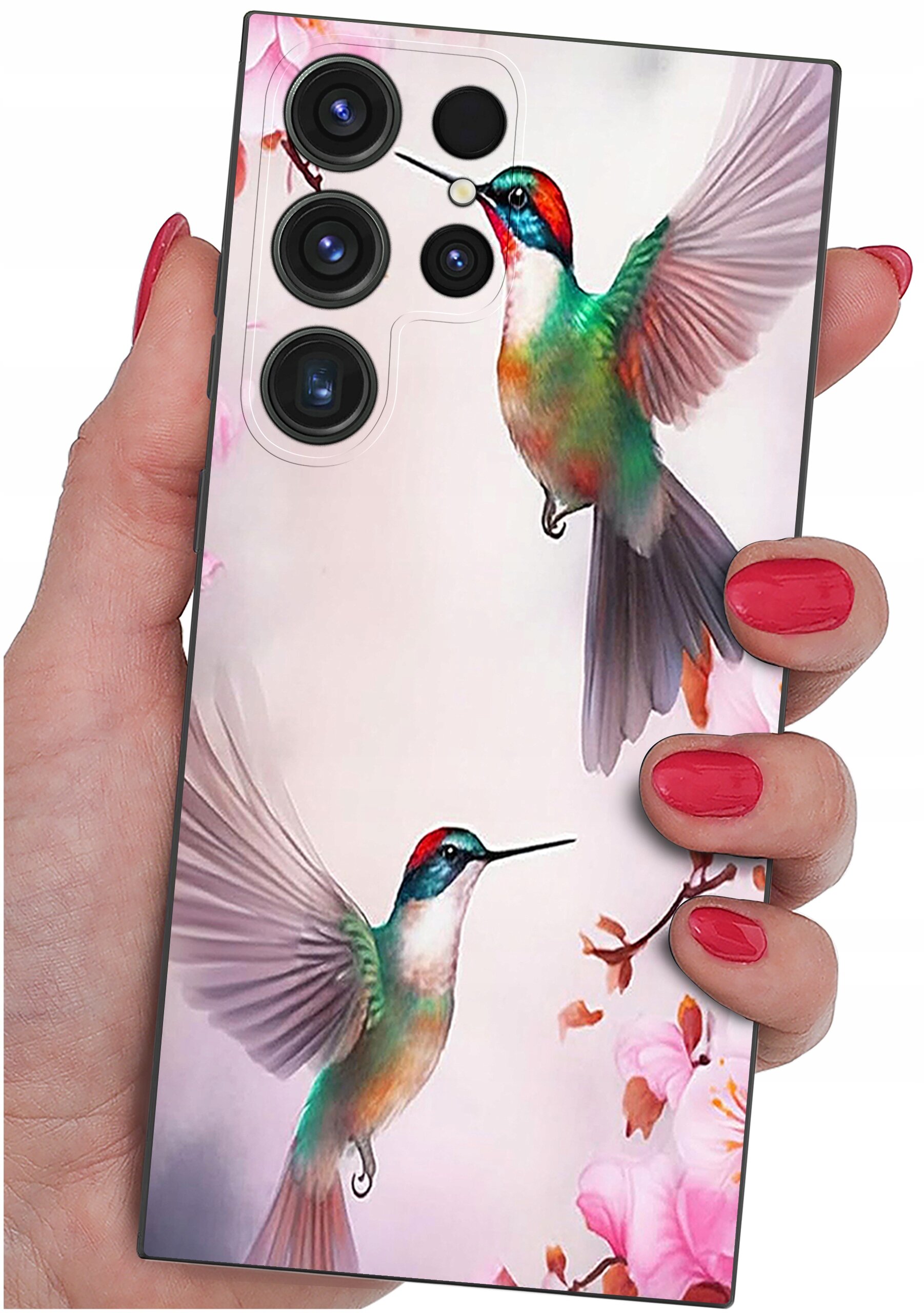Etui na telefon z kolorowym wzorem przedstawiającym dwa kolibry wśród kwiatów, trzymane w dłoni z pomalowanymi na czerwono paznokciami. Widoczne są cztery obiektywy aparatu telefonu.