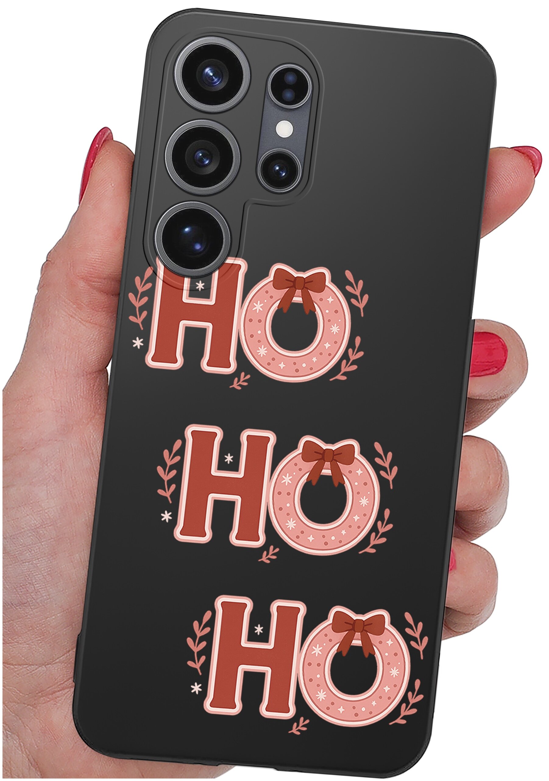 Czarny silikonowy case na telefon z trzema dużymi napisami \'HO HO HO\' ozdobionymi czerwonymi kokardkami i gałązkami. Case jest trzymany w dłoni z pomalowanymi na czerwono paznokciami.