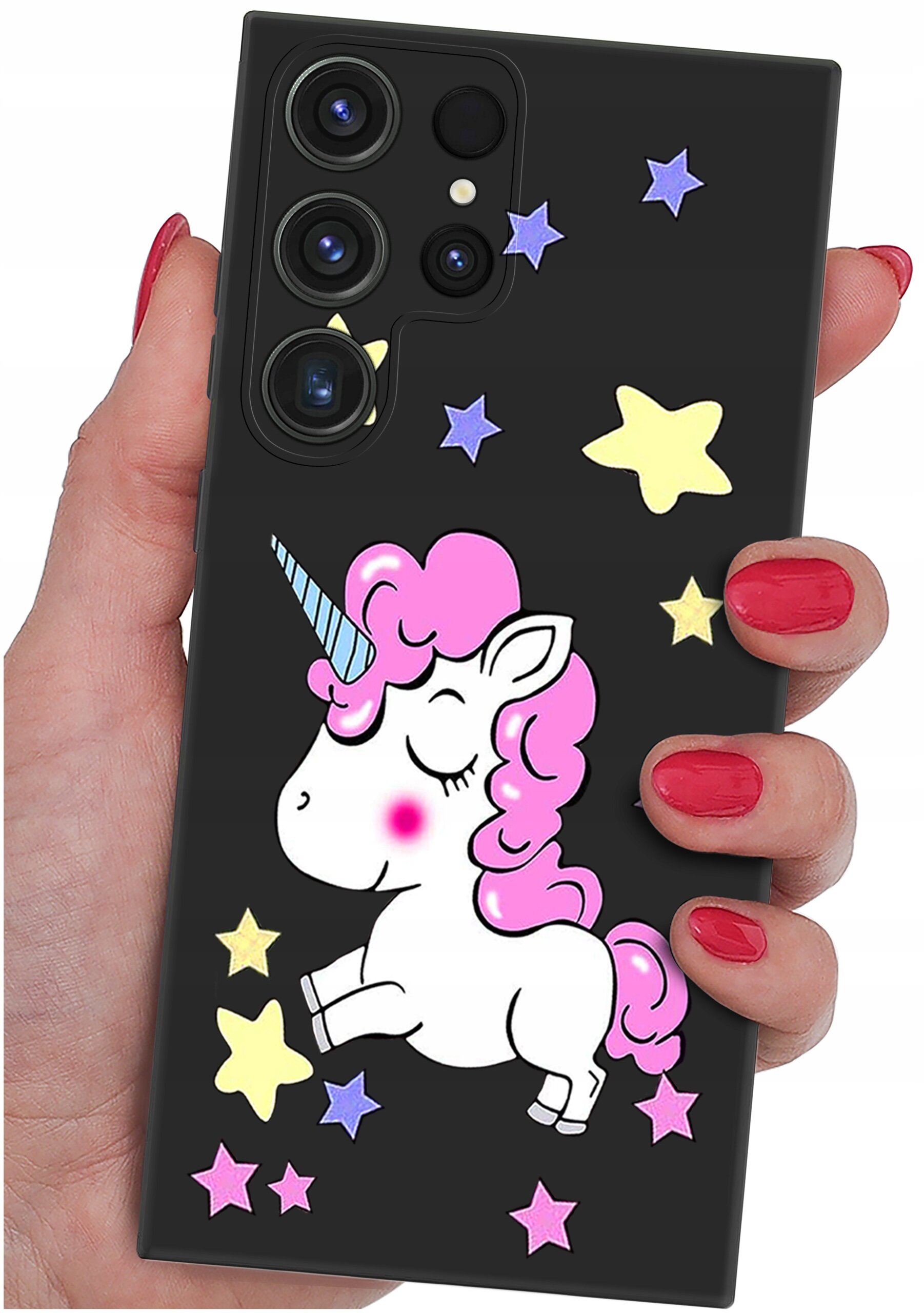 Etui na telefon z motywem jednorożca z różową grzywą i niebieskim rogiem, otoczonego kolorowymi gwiazdkami. Etui trzymane jest w dłoni z pomalowanymi na czerwono paznokciami.