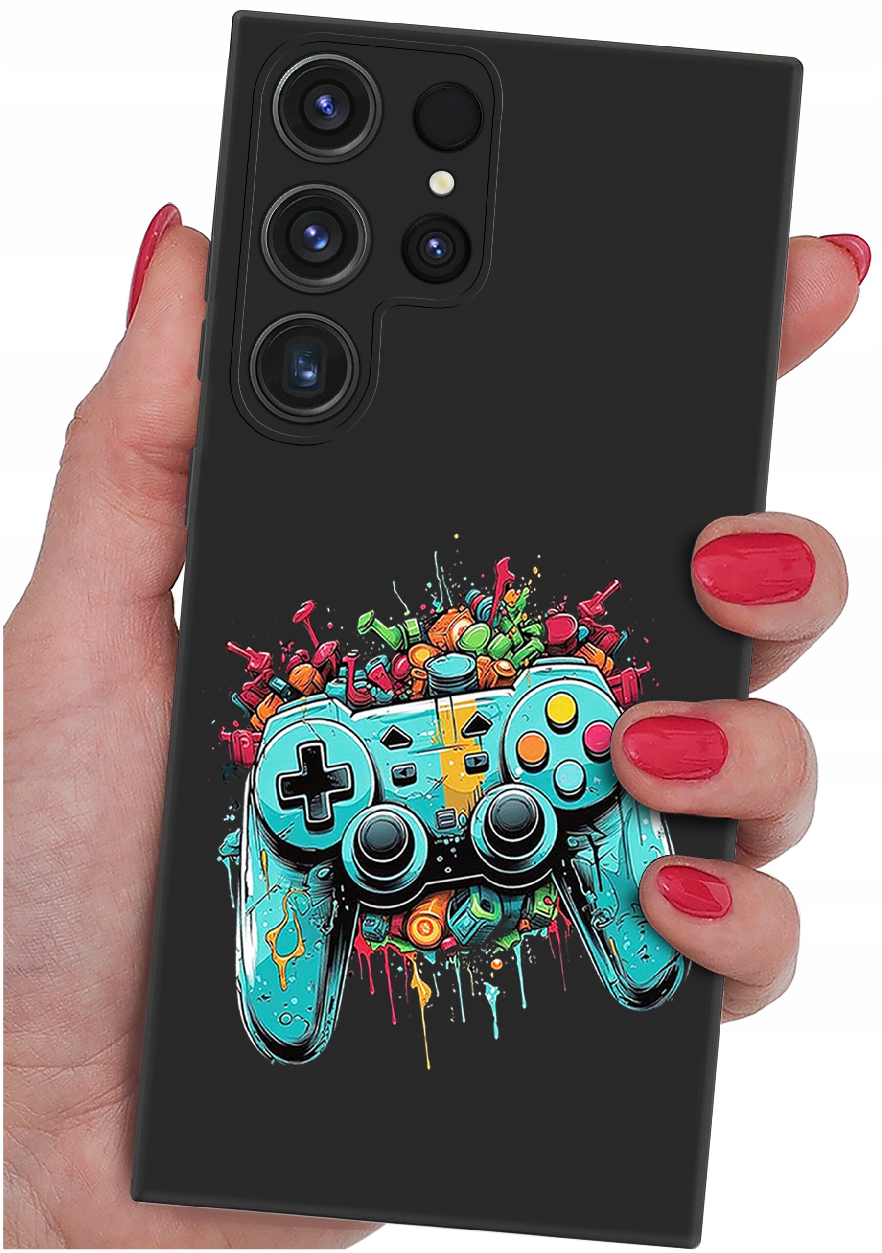 Osoba trzyma telefon z czarnym etui, na którym znajduje się kolorowy nadruk przedstawiający kontroler do gier otoczony abstrakcyjnymi wzorami. Etui ma wycięcia na cztery obiektywy aparatu.
