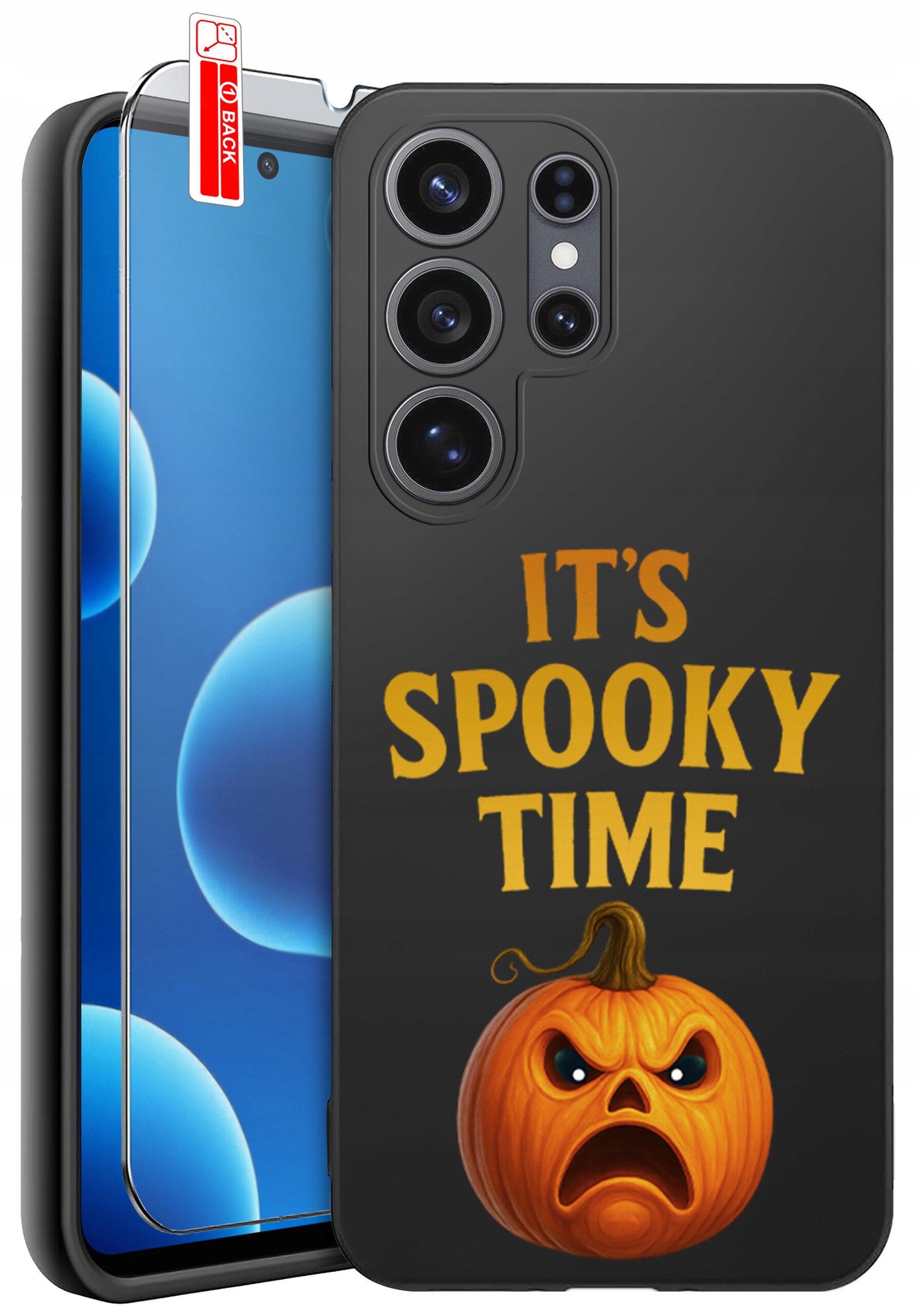 Czarne etui na telefon z napisem \'IT\'S SPOOKY TIME\' oraz grafiką dyni o wyrazistej mimice. Obok etui znajduje się szkło ochronne z czerwoną naklejką \'BACK\'.