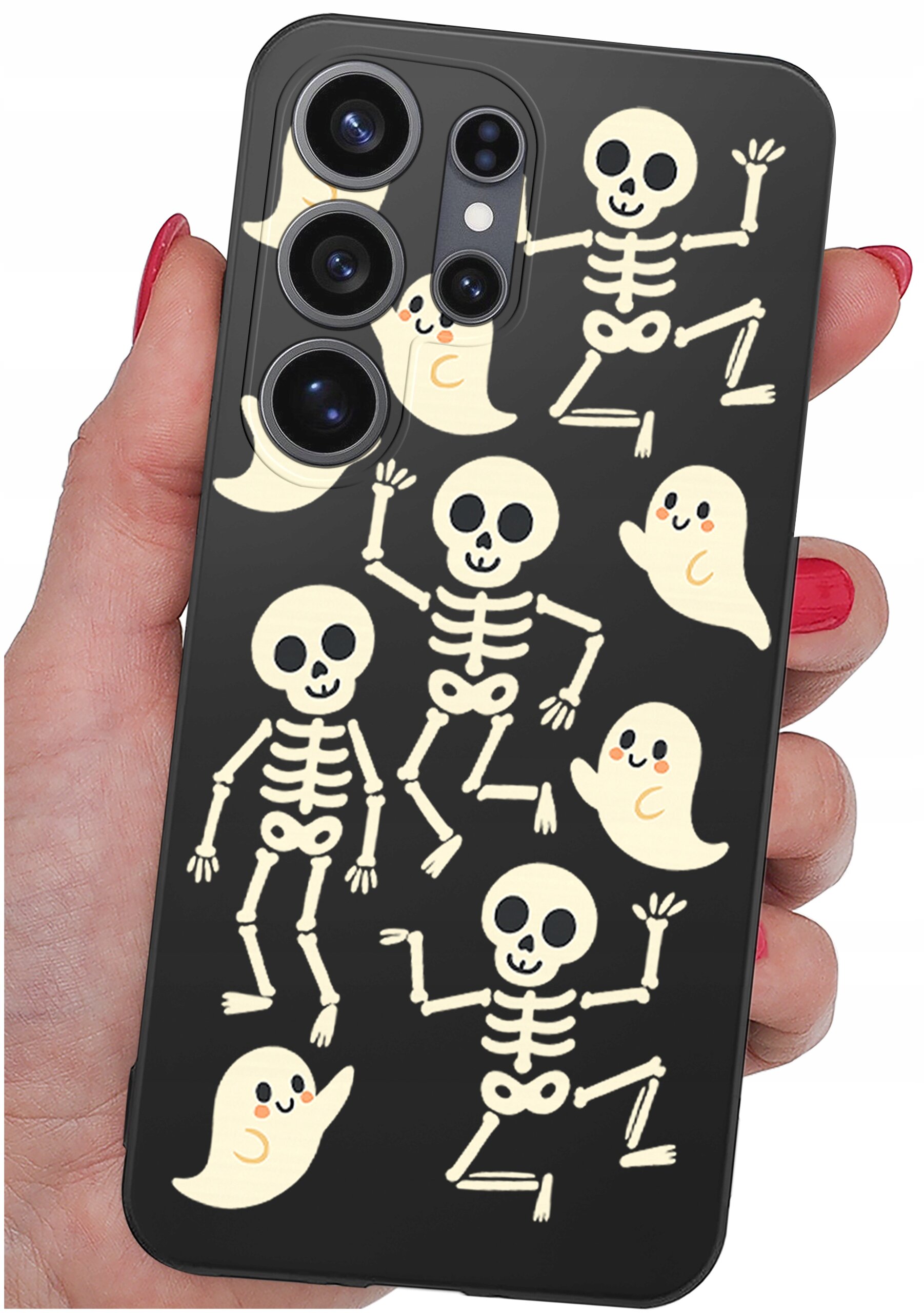 Czarne etui na telefon z wzorem białych szkieletów i duchów. Etui trzymane jest w dłoni z pomalowanymi na czerwono paznokciami.