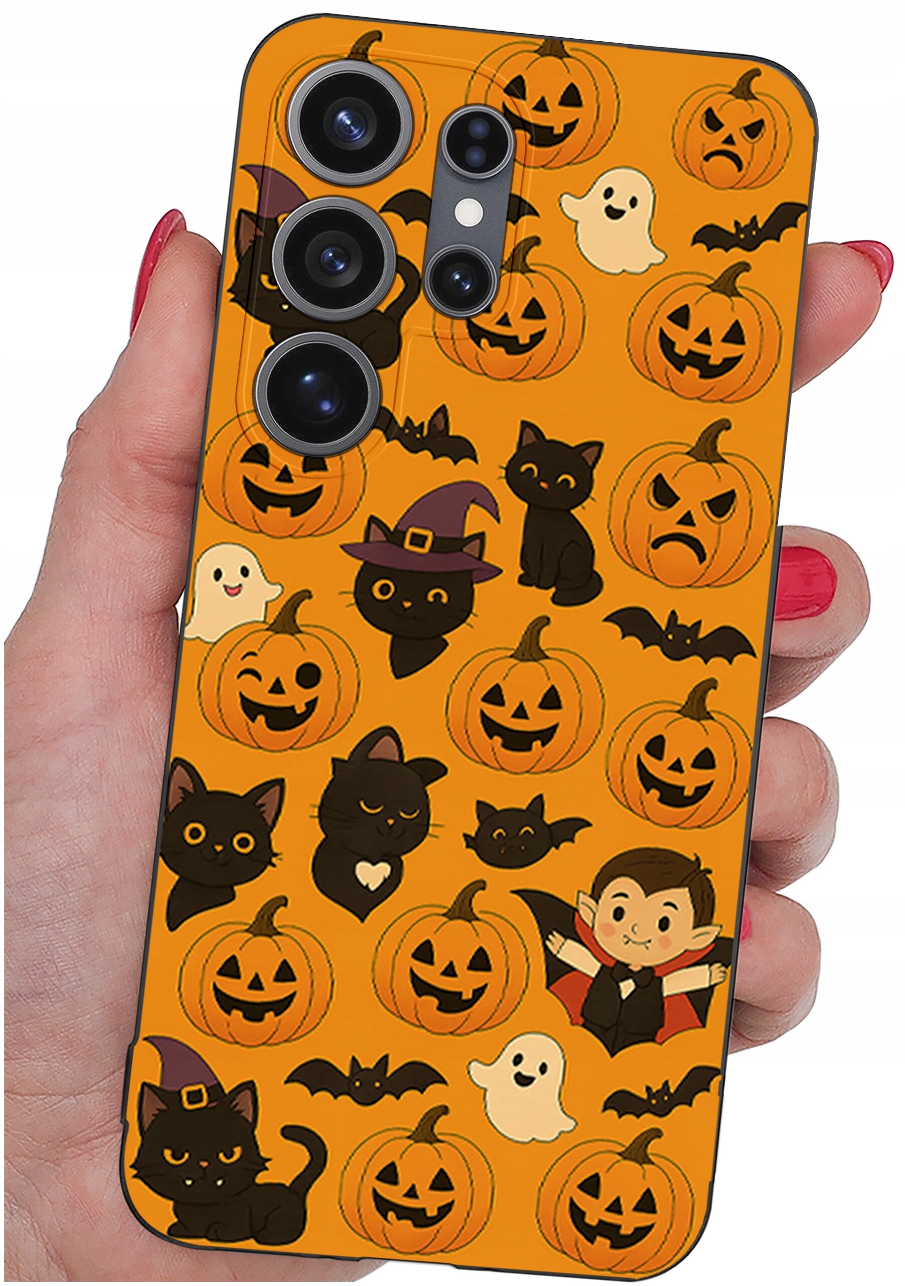 Etui na telefon z motywem Halloween, przedstawiające dynie, czarne koty, duchy i nietoperze na pomarańczowym tle. Etui jest trzymane w dłoni z pomalowanymi na czerwono paznokciami.
