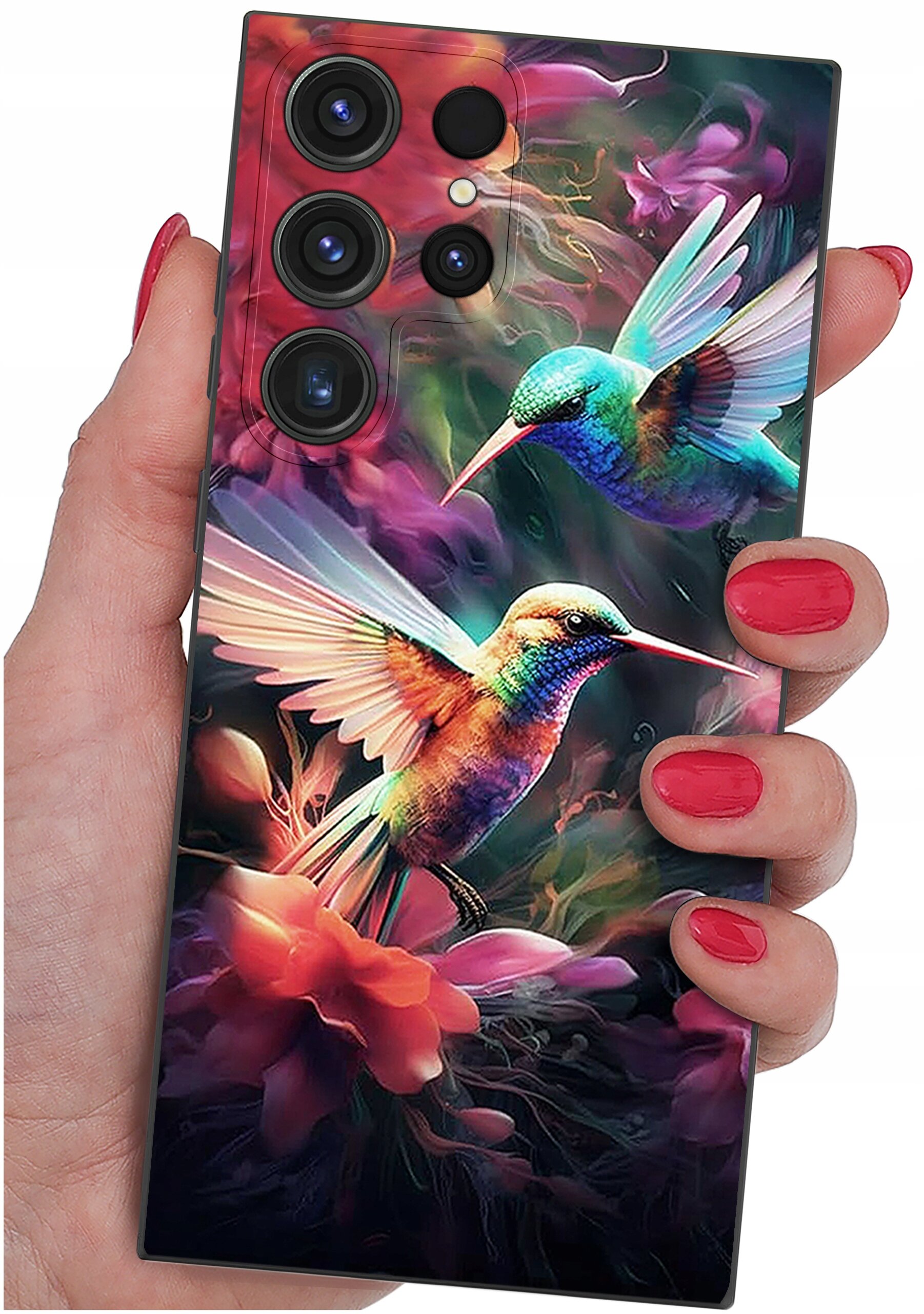 Etui na telefon z kolorowym wzorem przedstawiającym dwa kolibry wśród kwiatów, trzymane w dłoni z pomalowanymi na czerwono paznokciami. Widoczne są cztery obiektywy aparatu telefonu.