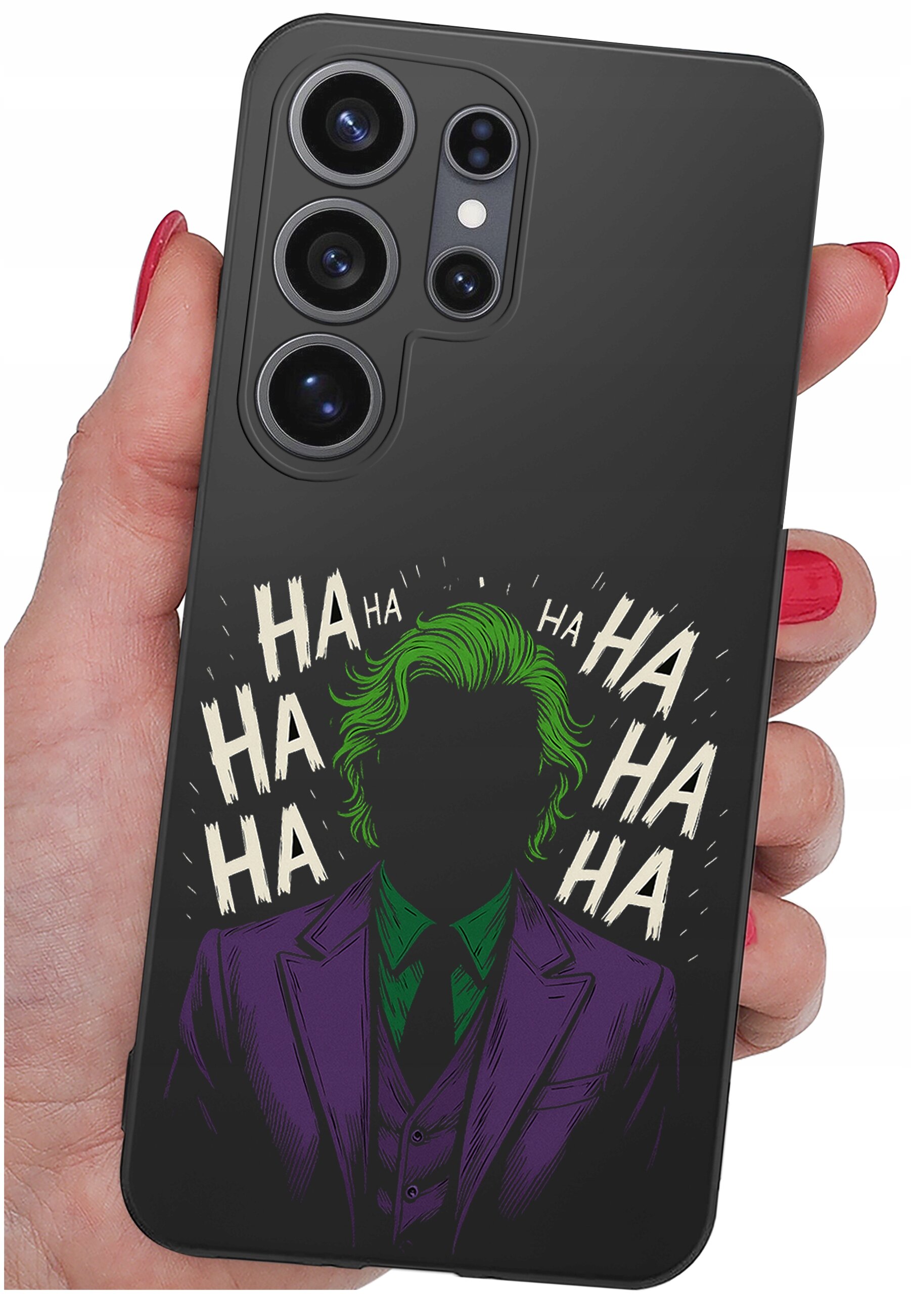 Etui na telefon z grafiką przedstawiającą postać w fioletowym garniturze i zielonych włosach, otoczoną napisem \'HA HA HA\'. Etui trzymane jest w dłoni z czerwonymi paznokciami.