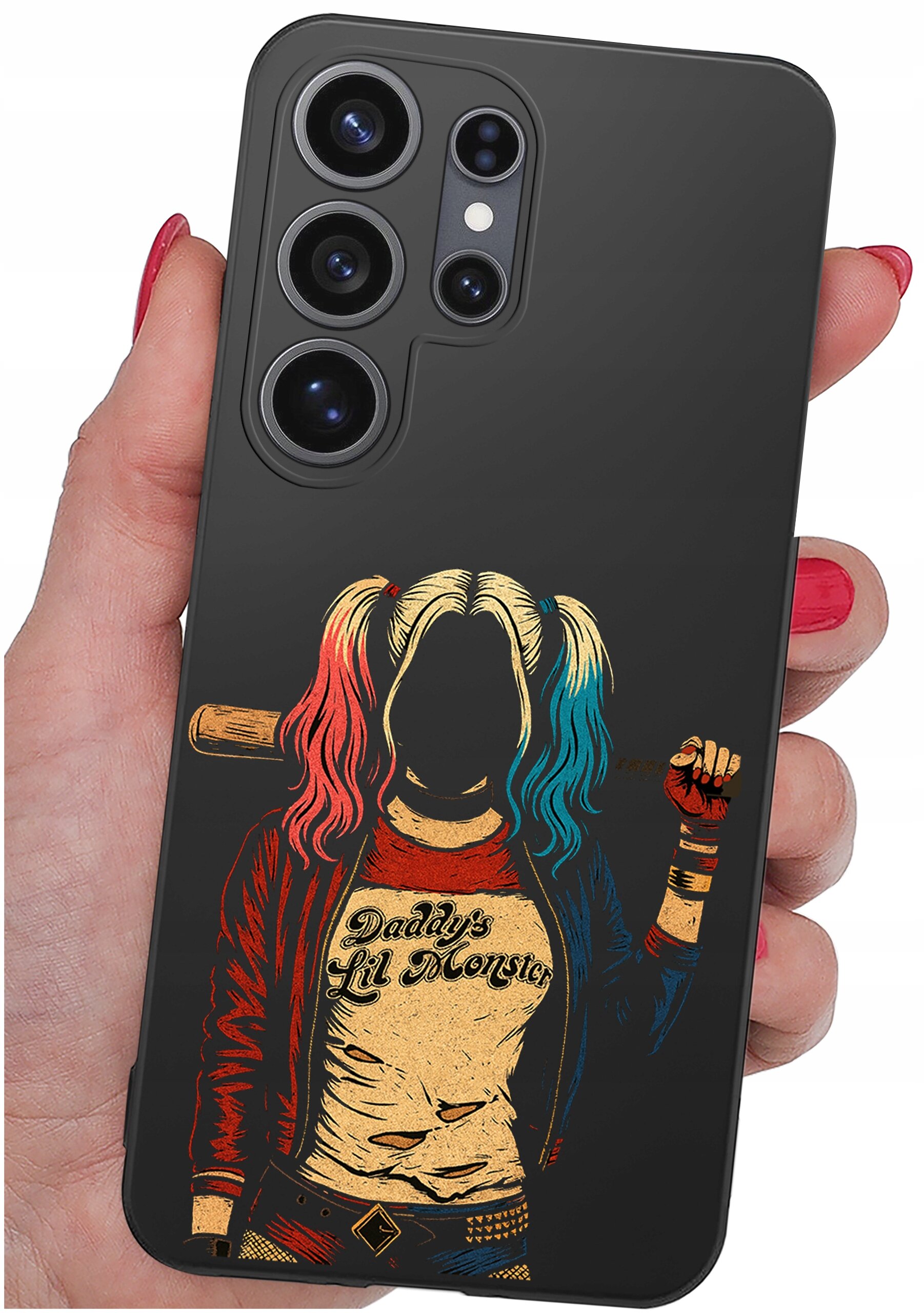 Etui na telefon z grafiką postaci w kolorowej koszulce z napisem \'Daddy\'s Lil Monster\', trzymającej kij. Etui jest trzymane w dłoni z pomalowanymi na czerwono paznokciami.