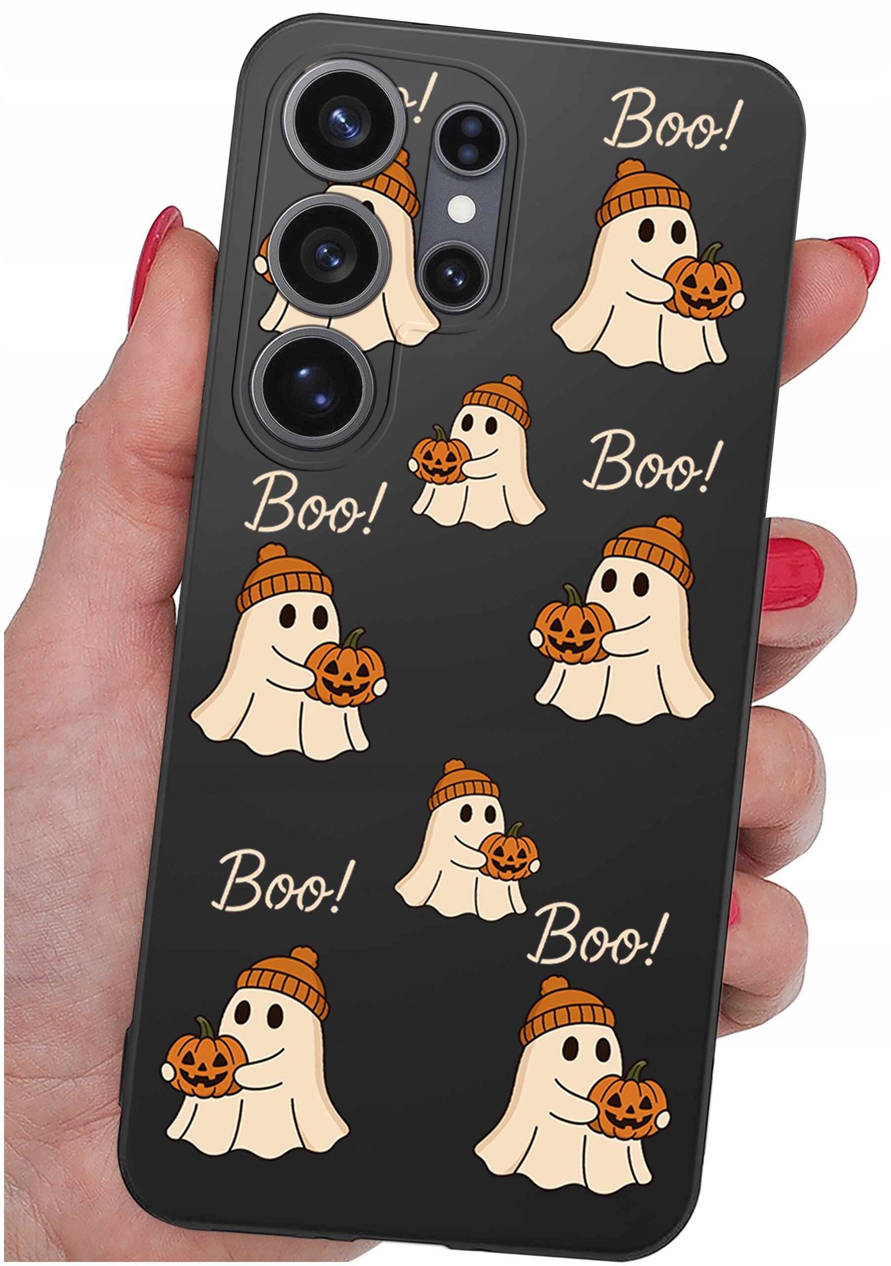 Etui na telefon z czarnym tłem, ozdobione wzorem przedstawiającym białe duszki w czapkach, trzymające dynie, oraz napisami \'Boo!\'.