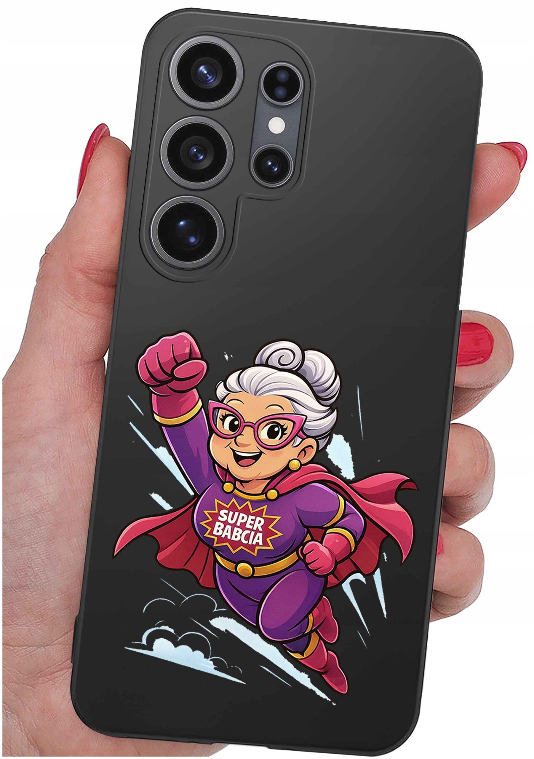 Czarna obudowa telefonu z nadrukiem postaci w stroju superbohatera z napisem \'SUPER BABCIA\'. Obudowa jest trzymana w dłoni z pomalowanymi na czerwono paznokciami.