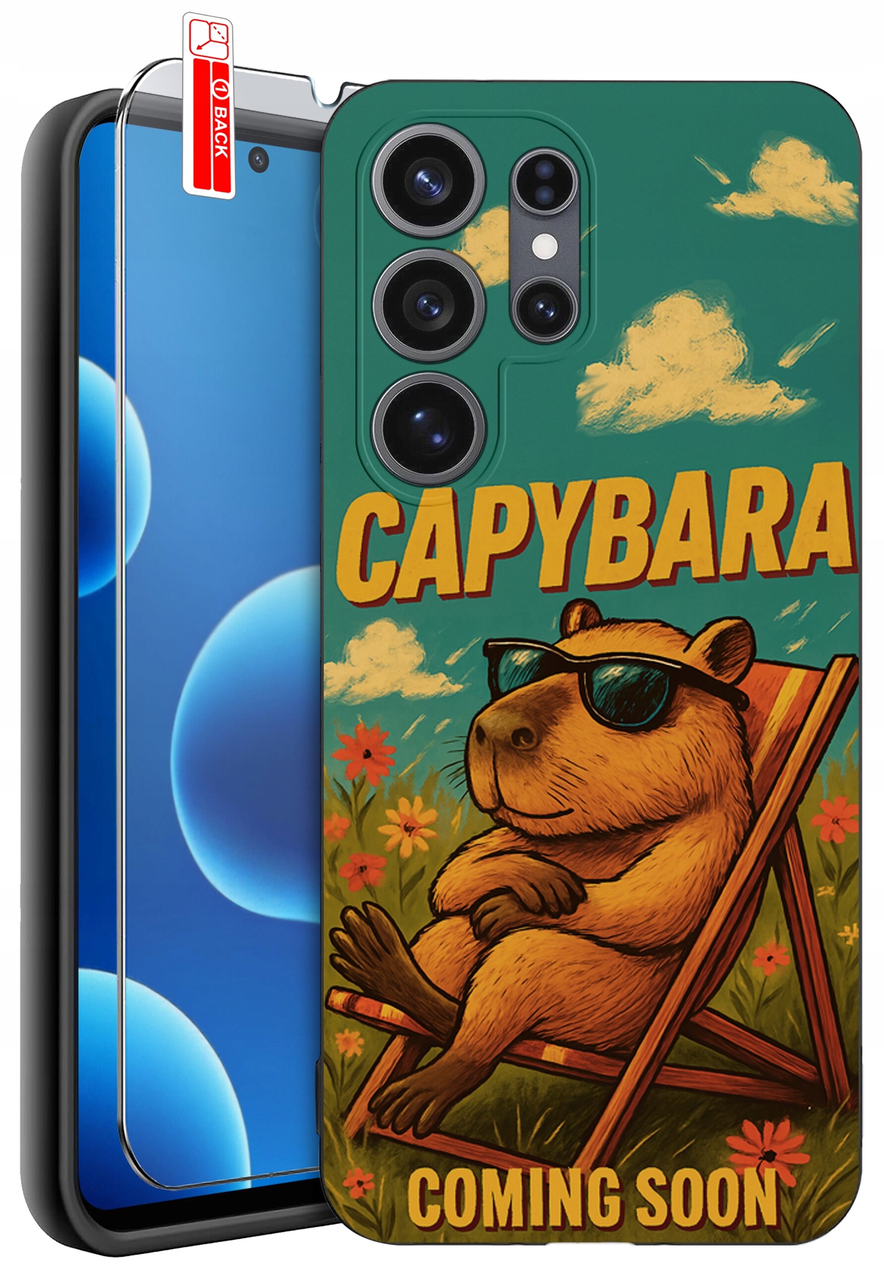 Etui na telefon z nadrukiem kapibary w okularach przeciwsłonecznych, siedzącej na leżaku, z napisem \'CAPYBARA COMING SOON\'. Obok etui widoczna jest szybka ochronna z oznaczeniem \'BACK\'.