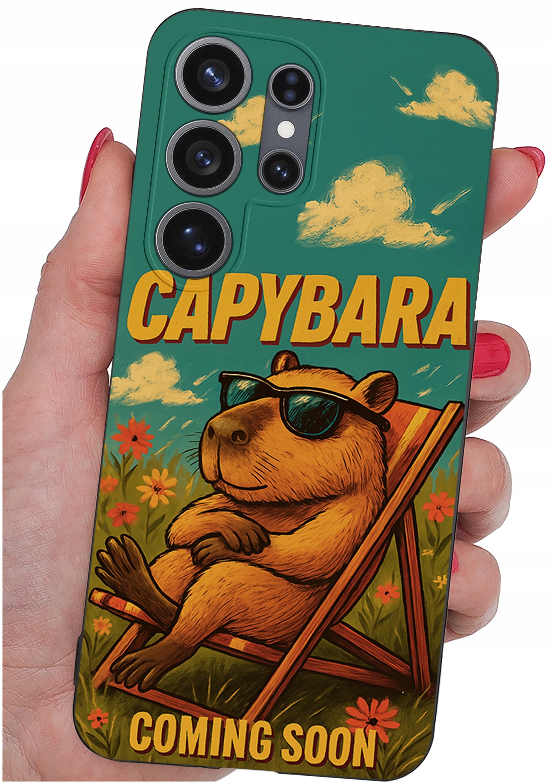 Etui na telefon z grafiką kapibary w okularach przeciwsłonecznych, siedzącej na leżaku wśród kwiatów, z napisem \'CAPYBARA COMING SOON\'.