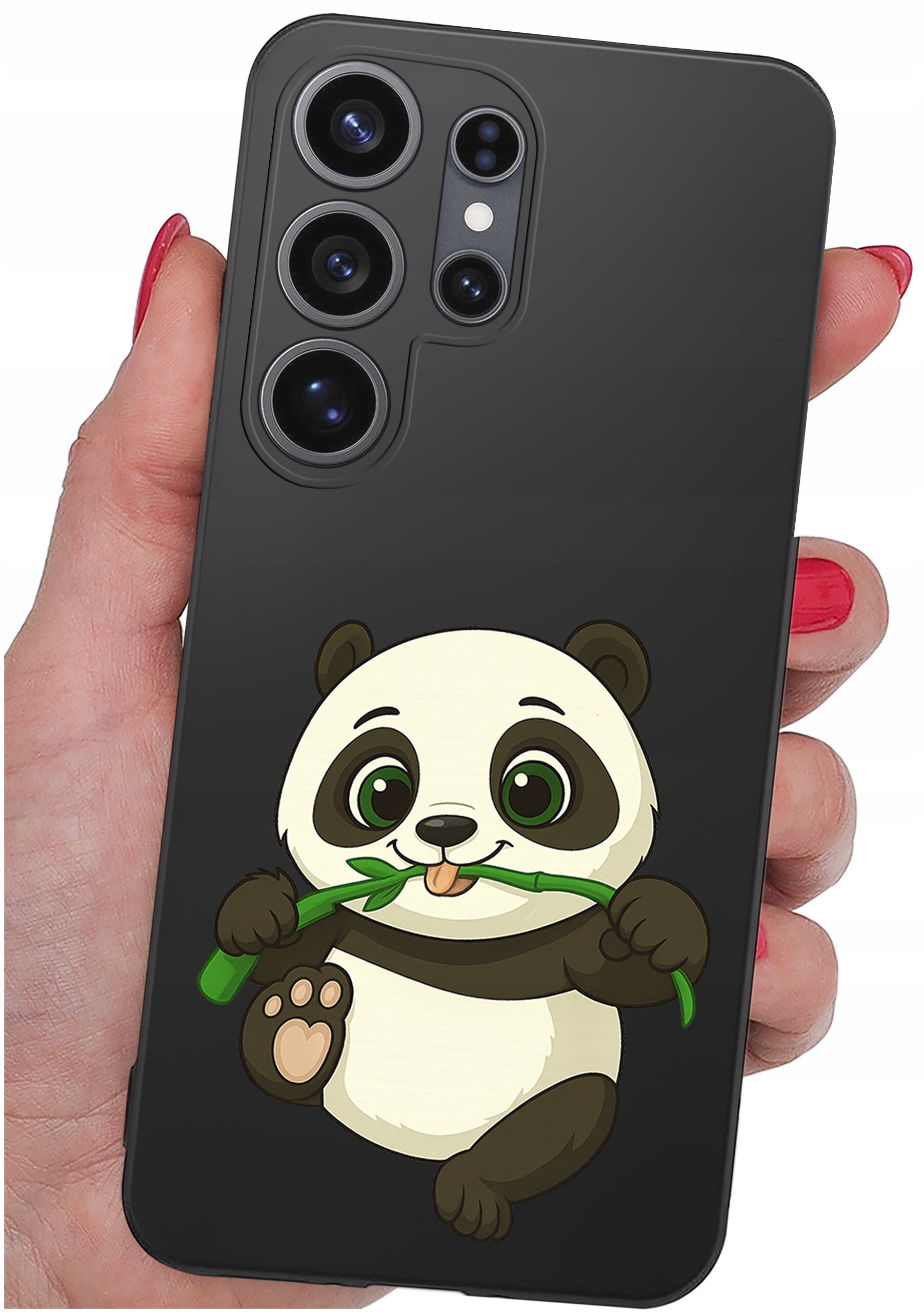 Czarna obudowa telefonu z nadrukiem pandy trzymającej bambus. Obudowa ma wycięcia na cztery obiektywy aparatu.