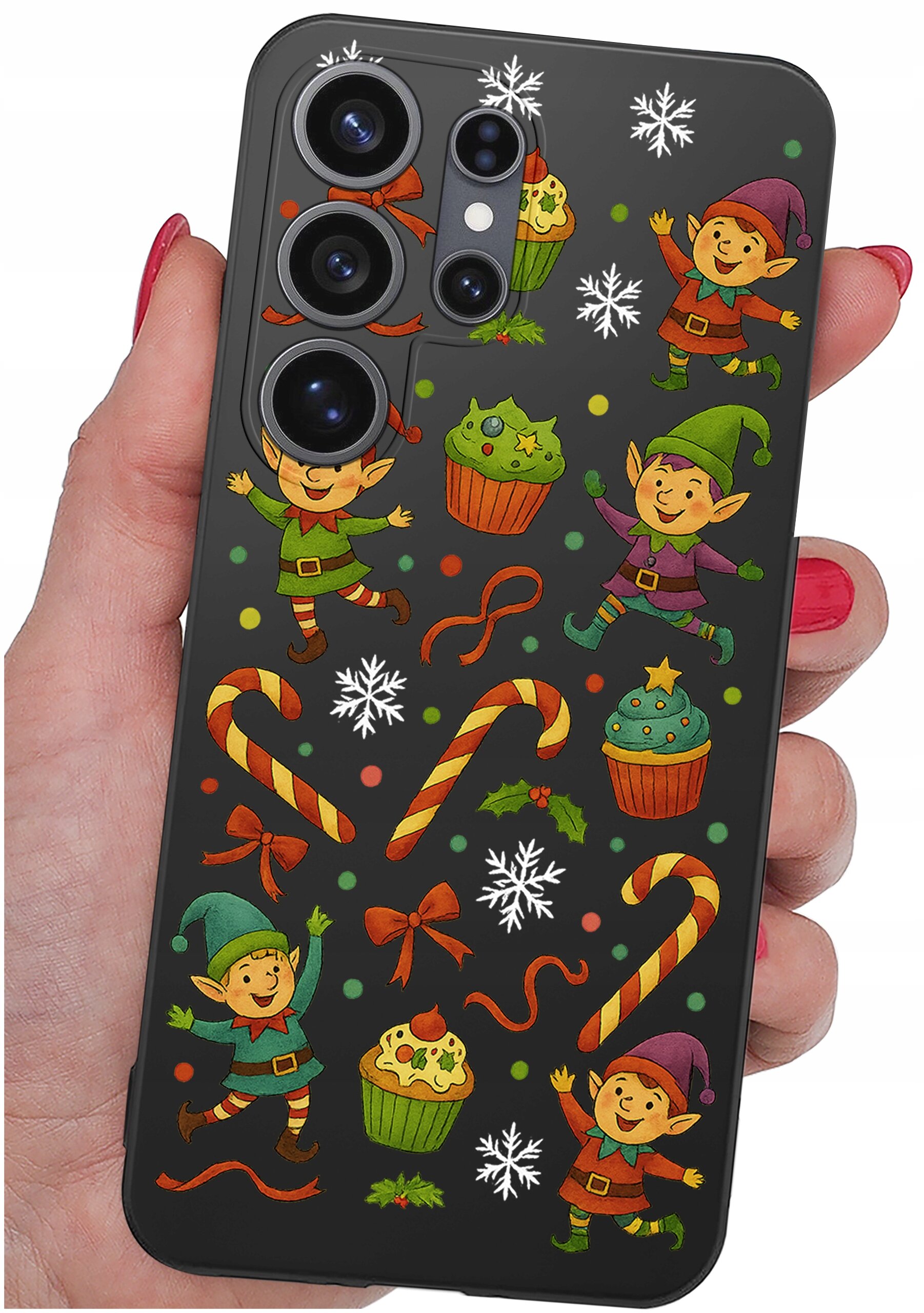 Etui na telefon z kolorowym wzorem przedstawiającym elfy, cukierki, babeczki, kokardki i śnieżynki na ciemnym tle. Etui jest trzymane w dłoni z pomalowanymi na czerwono paznokciami.