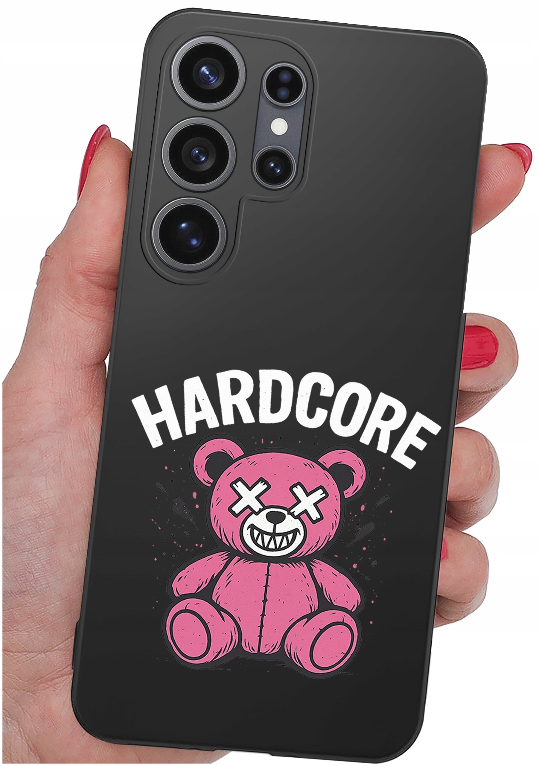 Czarna obudowa telefonu z nadrukiem różowego misia z krzyżykami na oczach i napisem \'HARDCORE\'. Obudowa jest trzymana w dłoni z pomalowanymi na czerwono paznokciami.