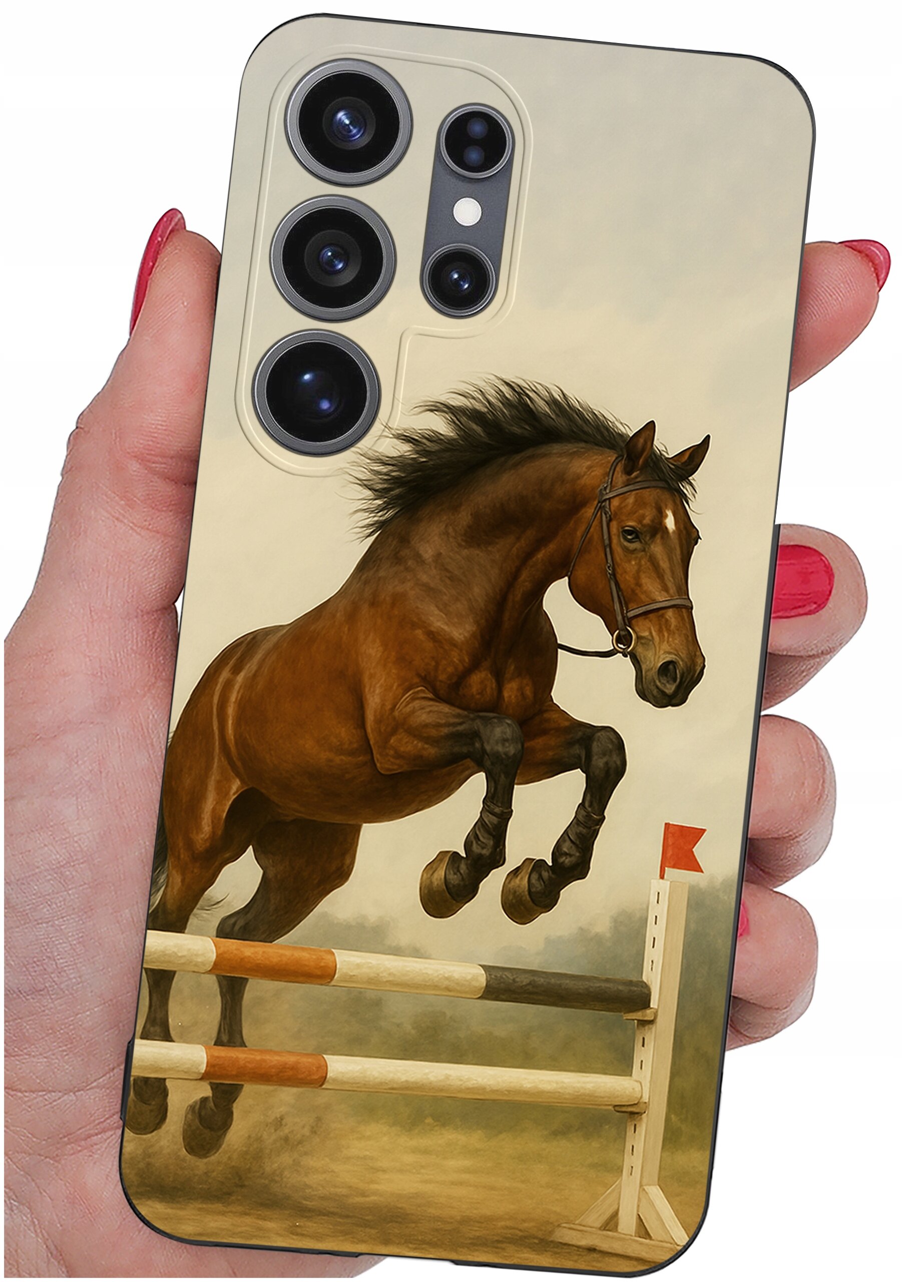 Etui na telefon z nadrukiem konia skaczącego przez przeszkodę, trzymane w dłoni z pomalowanymi na czerwono paznokciami. Etui posiada wycięcia na cztery obiektywy aparatu.