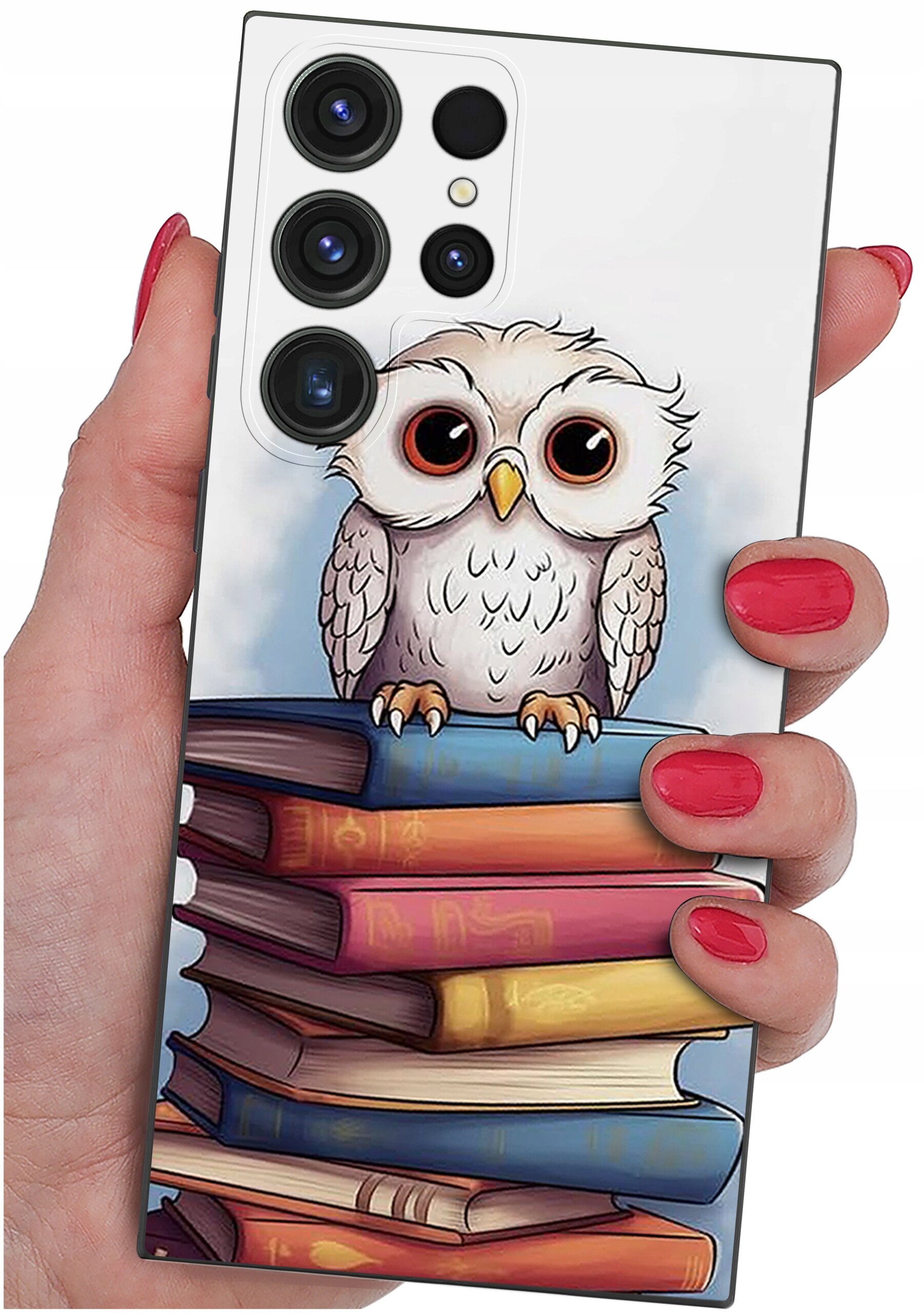 Etui na telefon z grafiką przedstawiającą sowę siedzącą na stosie książek. Etui trzymane jest w dłoni z pomalowanymi na czerwono paznokciami.