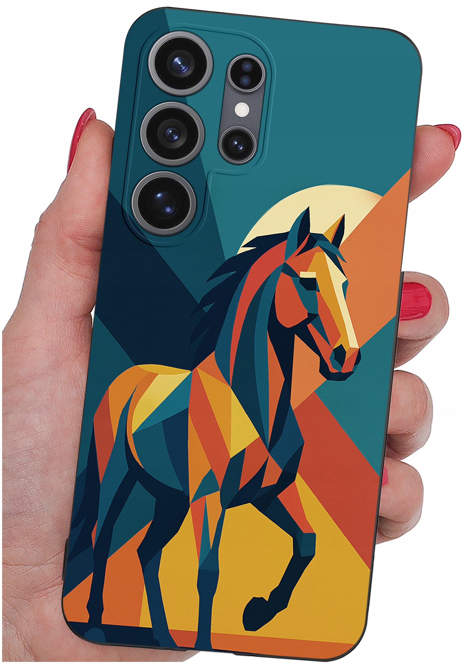 Etui na telefon z kolorowym, geometrycznym wzorem konia, trzymane w dłoni. Widoczne są trzy obiektywy aparatu na górze etui.