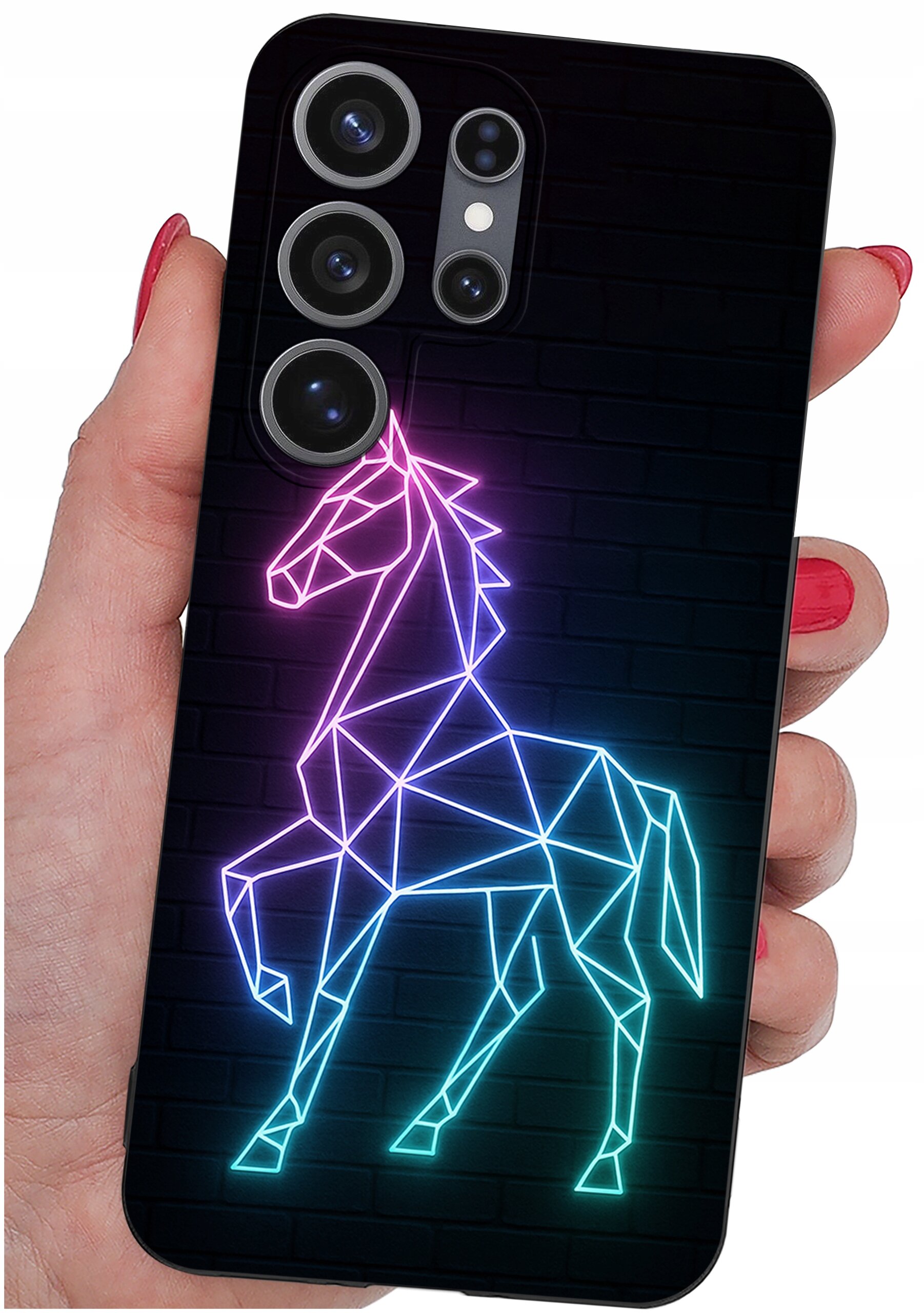 Etui na telefon z neonowym wzorem konia w geometrycznym stylu, trzymane w dłoni. Tło etui jest ciemne, a wzór świeci w kolorach różowym, fioletowym i niebieskim.