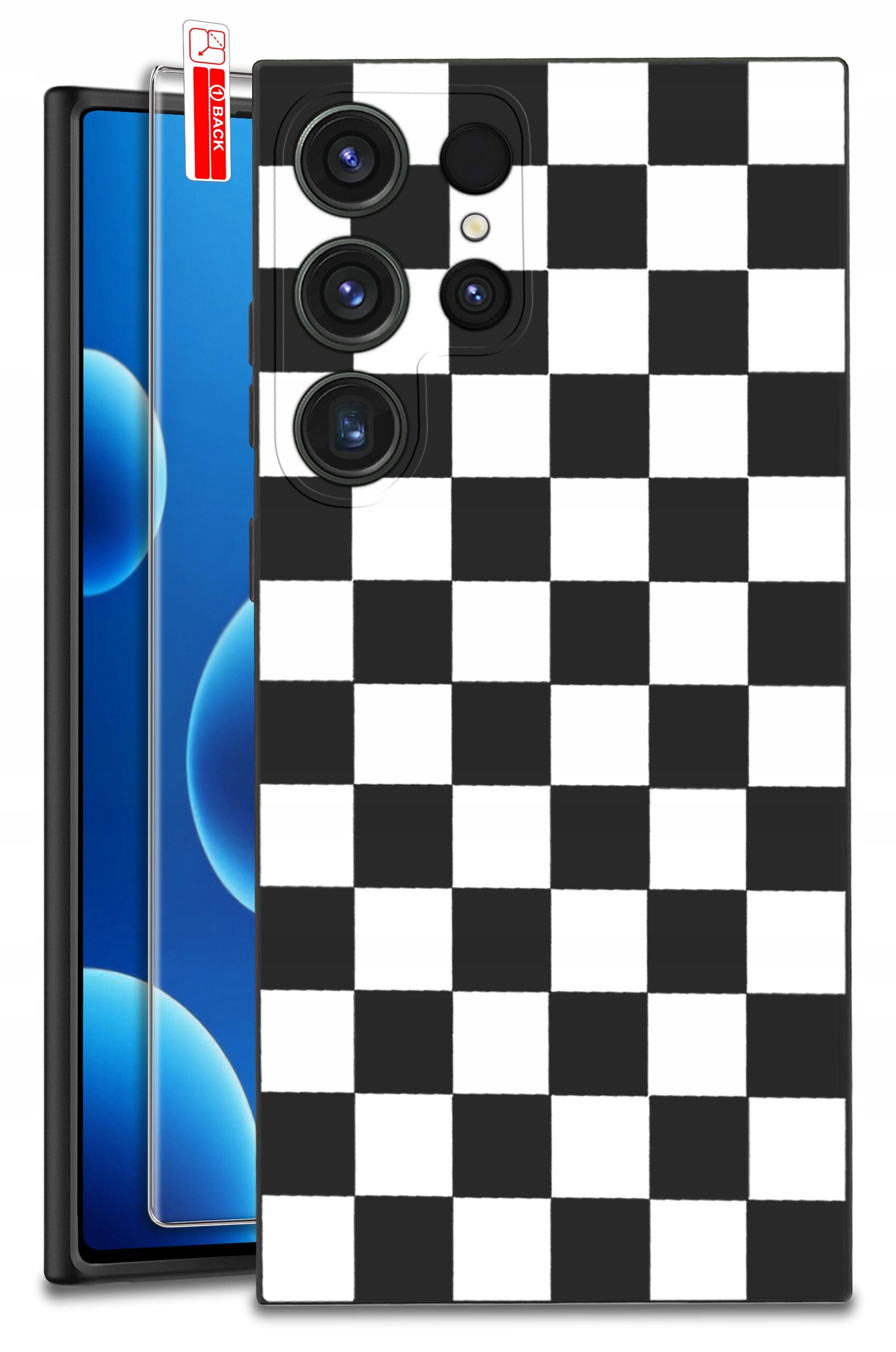 Etui na telefon z czarno-białym wzorem szachownicy, z widocznymi wycięciami na aparaty. Obok etui znajduje się szkło ochronne z czerwoną naklejką z napisem \'BACK\'.