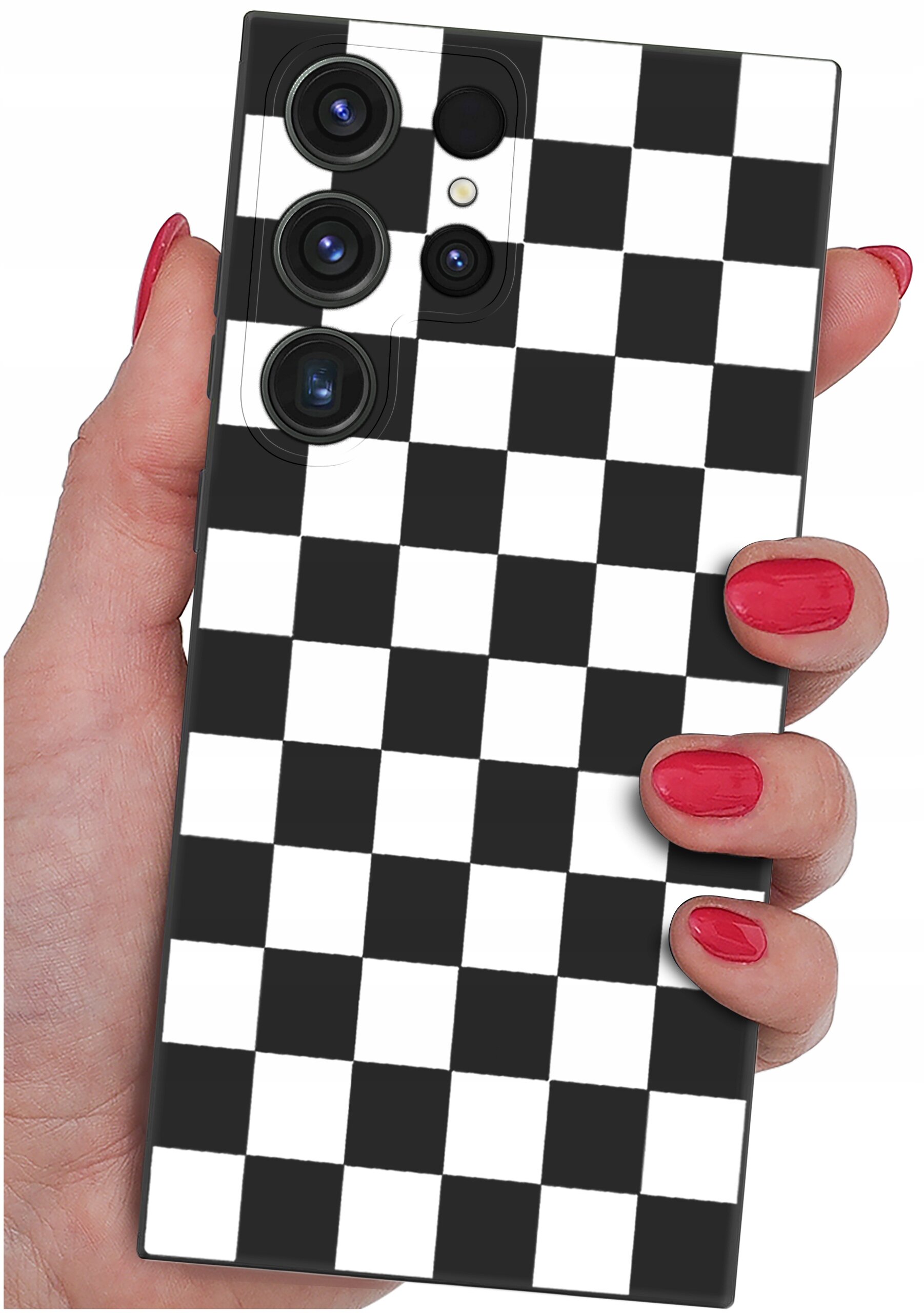 Osoba trzyma telefon z etui w czarno-białą szachownicę. Etui ma wycięcia na cztery obiektywy aparatu.