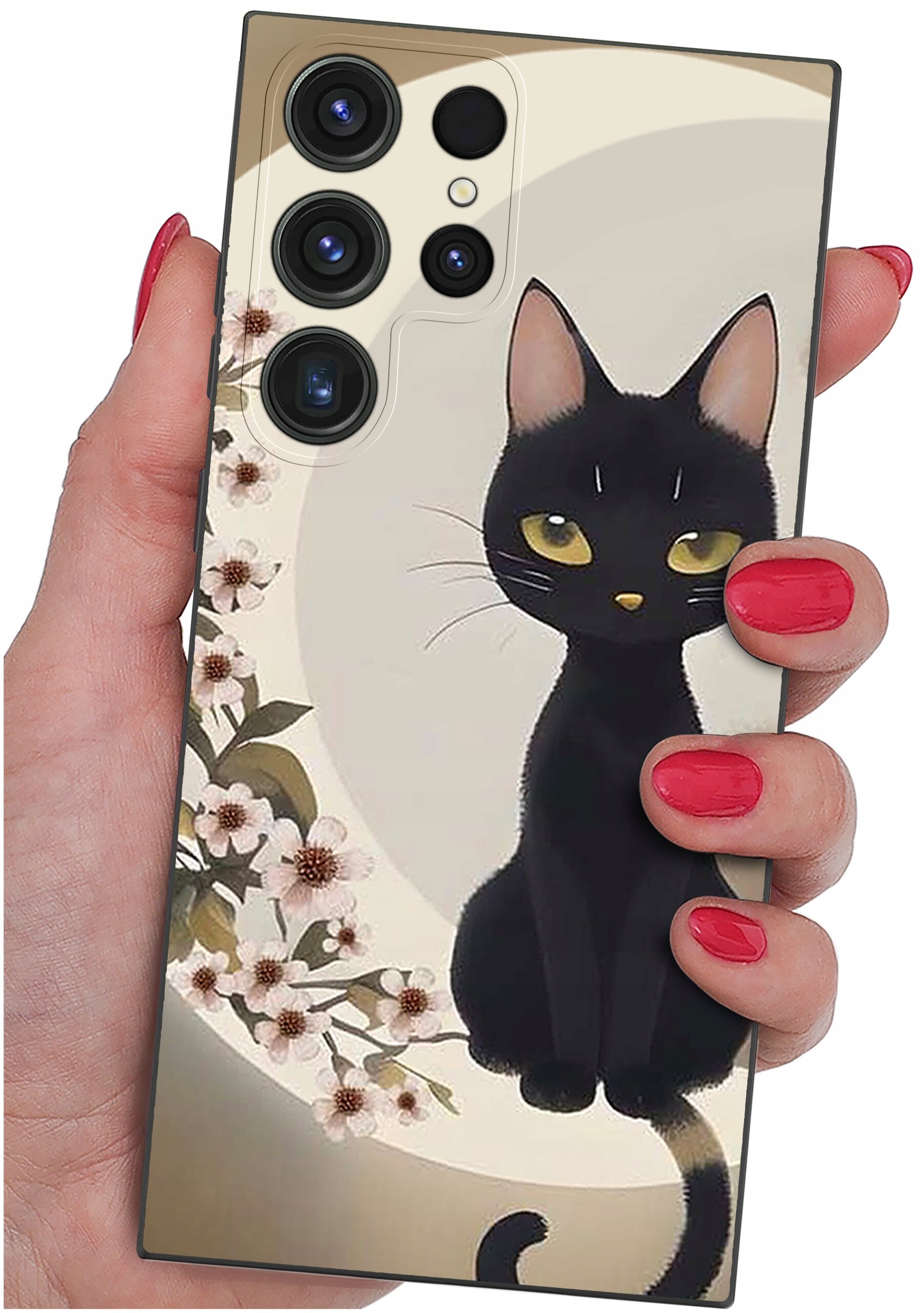 Etui na telefon z grafiką czarnego kota siedzącego na tle okręgu z kwiatami. Etui trzymane jest w dłoni z pomalowanymi na czerwono paznokciami.