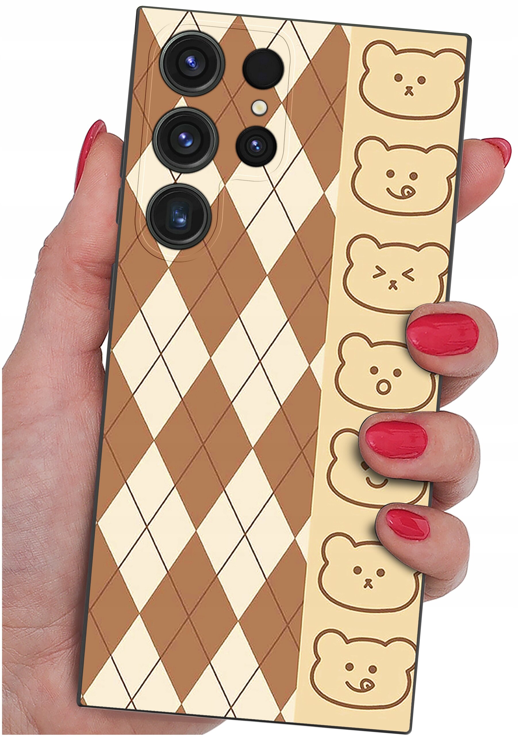 Etui na telefon z wzorem w romby w kolorach brązowym i kremowym oraz rysunkami misiów na bocznym pasku. Etui jest trzymane w dłoni z pomalowanymi na czerwono paznokciami.