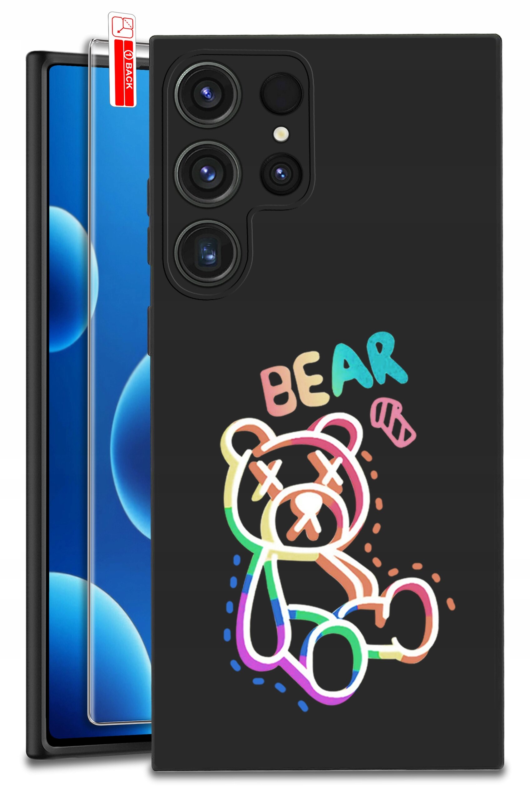 Czarne etui na telefon z kolorowym rysunkiem misia i napisem \'BEAR\'. Obok etui znajduje się szkło ochronne z czerwoną etykietą \'BLACK\'.