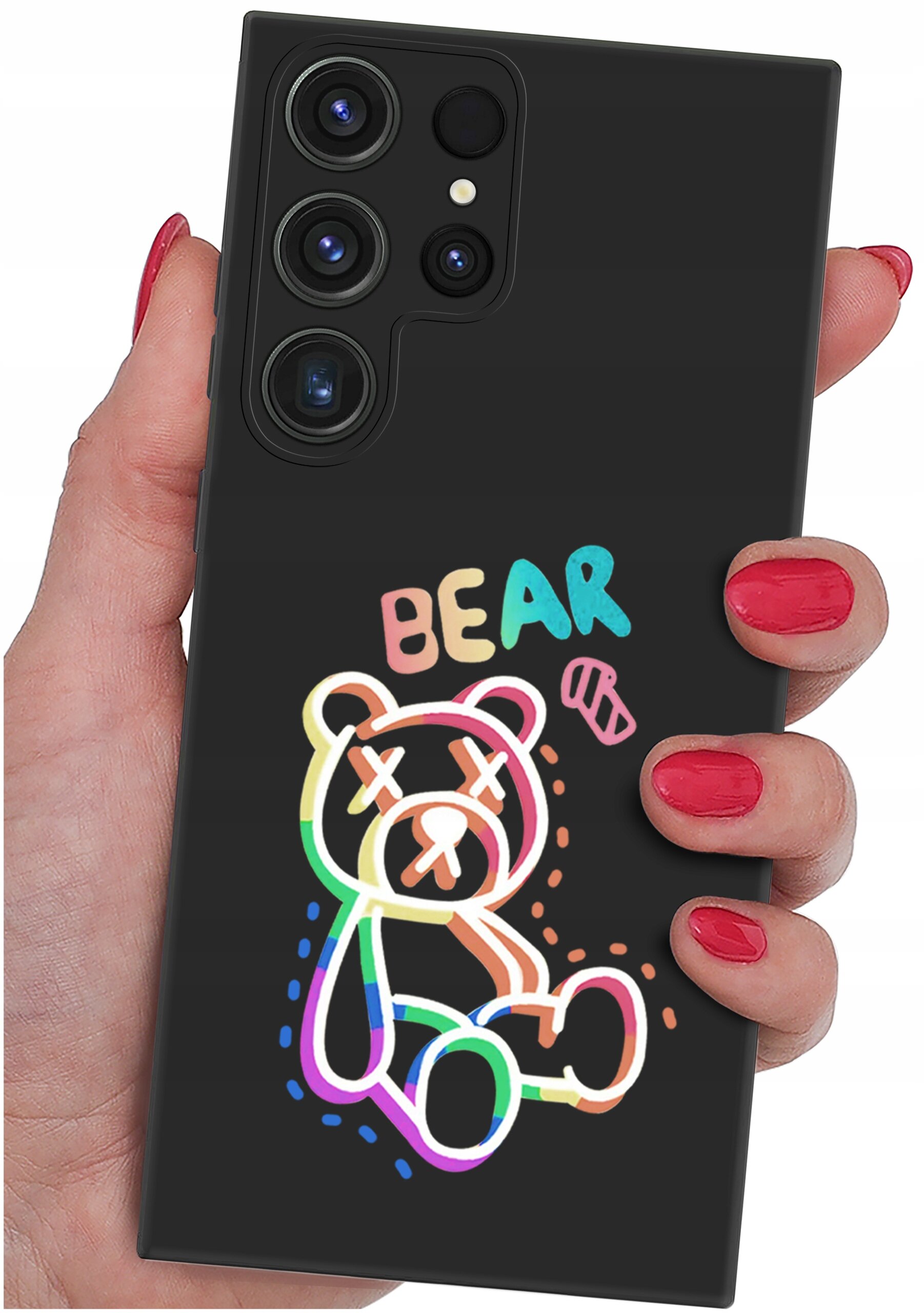 Czarna obudowa telefonu z kolorowym rysunkiem misia i napisem \'BEAR\'. Obudowa jest trzymana w dłoni z pomalowanymi na czerwono paznokciami.