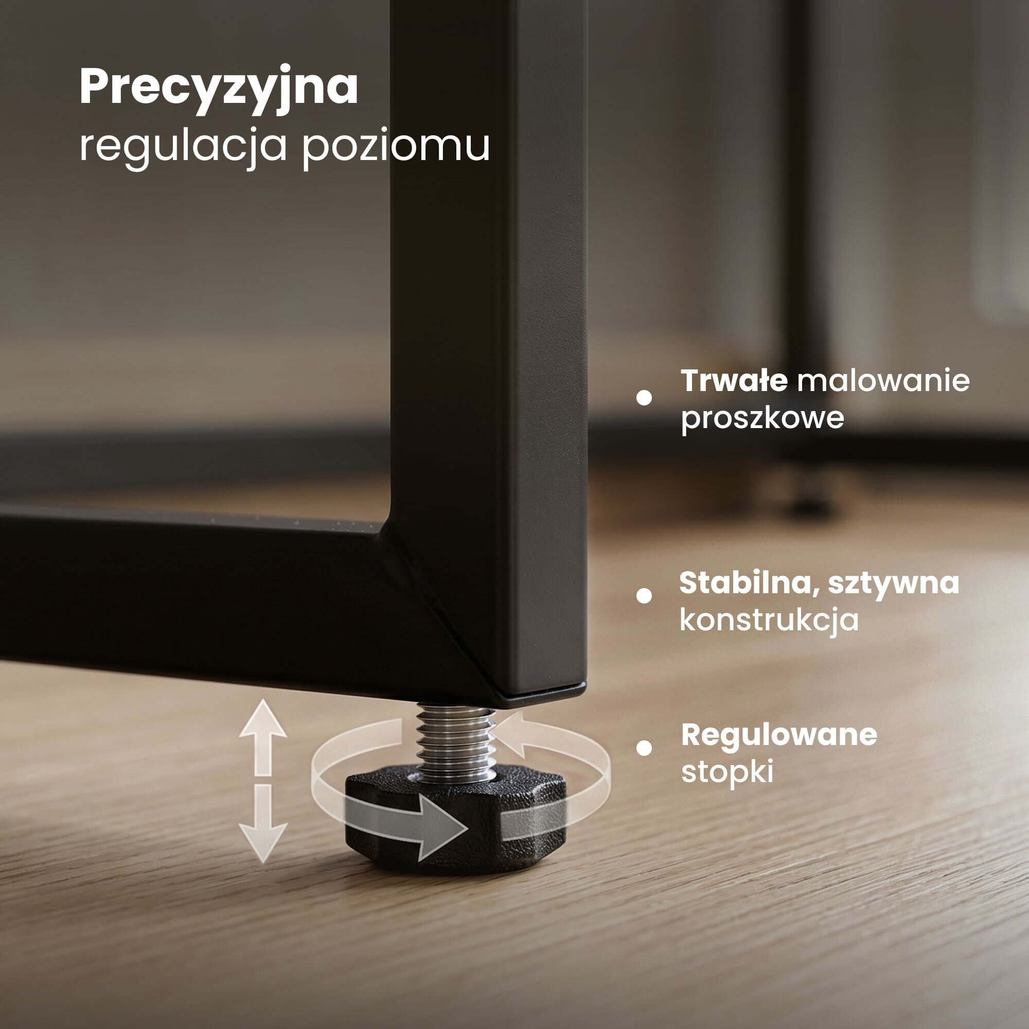 Zbliżenie na regulowaną stopkę czarnego stolika z metalową nogą na drewnianej podłodze. Tekst na obrazie: \'Precyzyjna regulacja poziomu\', \'Trwałe malowanie proszkowe\', \'Stabilna, sztywna konstrukcja\', \'Regulowane stopki\'.