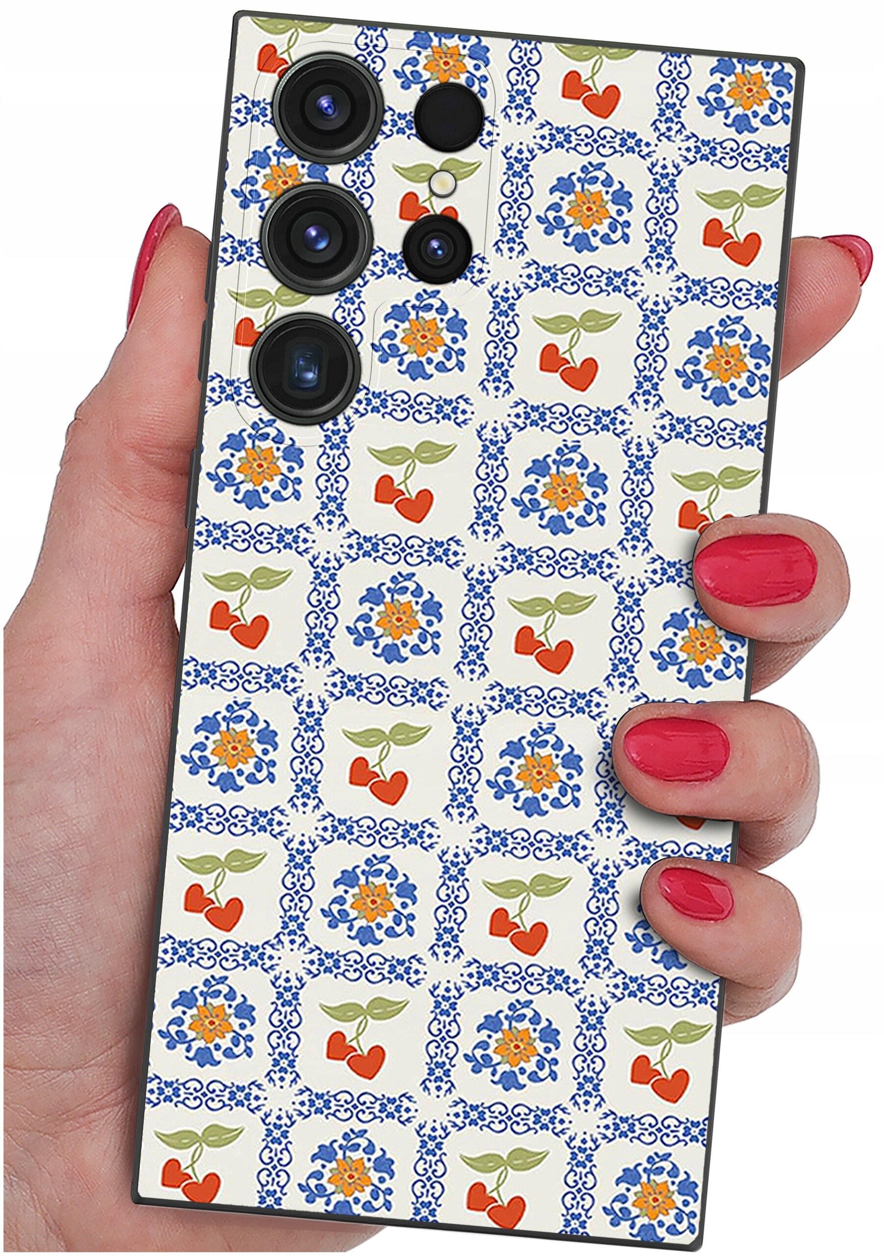 Osoba trzyma telefon z etui ozdobionym wzorem w niebieskie kwiaty i czerwone serca na białym tle. Etui ma wycięcia na pięć obiektywów aparatu.