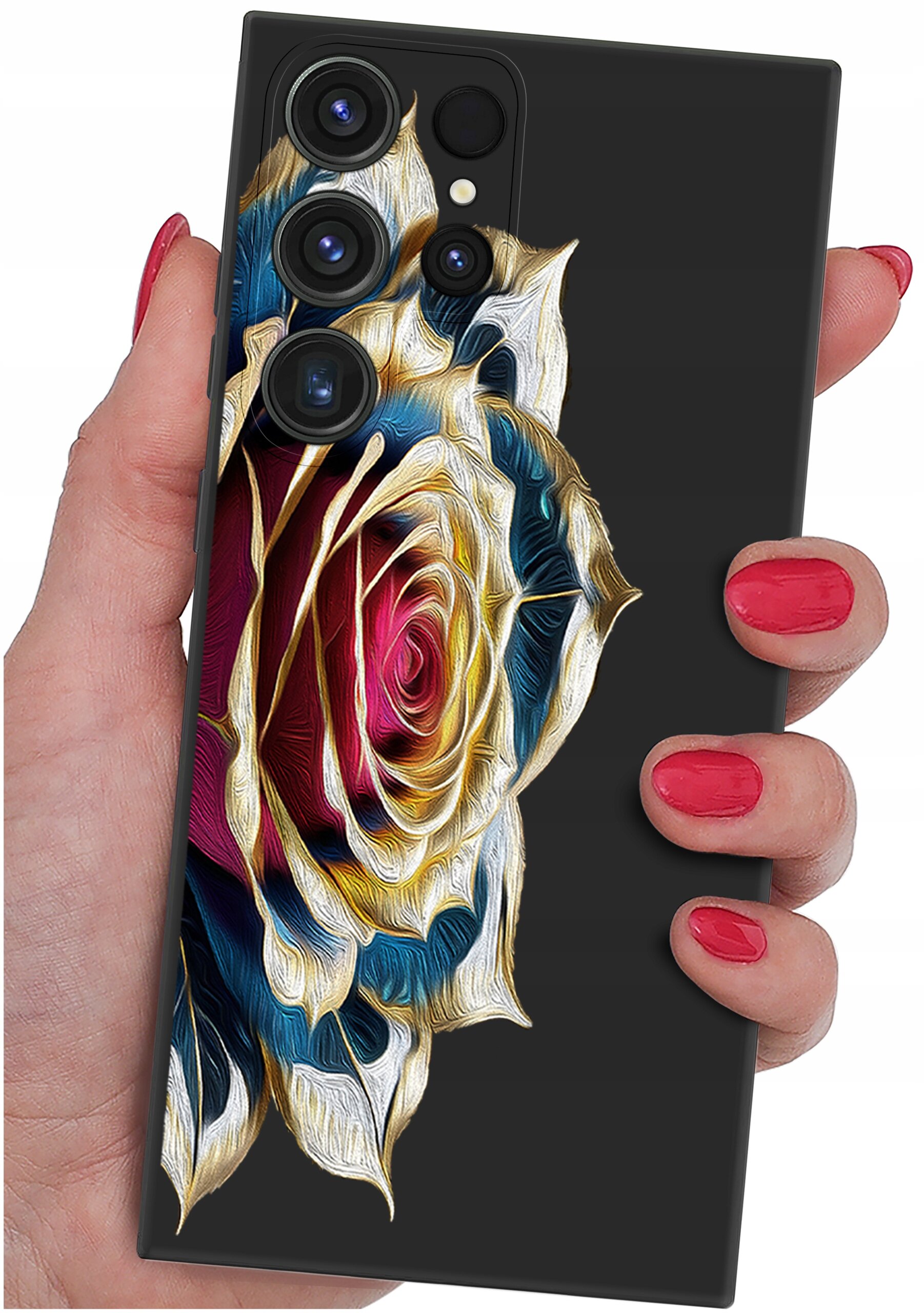 Etui na telefon z kolorowym wzorem róży, trzymane w dłoni z pomalowanymi na czerwono paznokciami. Etui posiada wycięcia na cztery obiektywy aparatu.