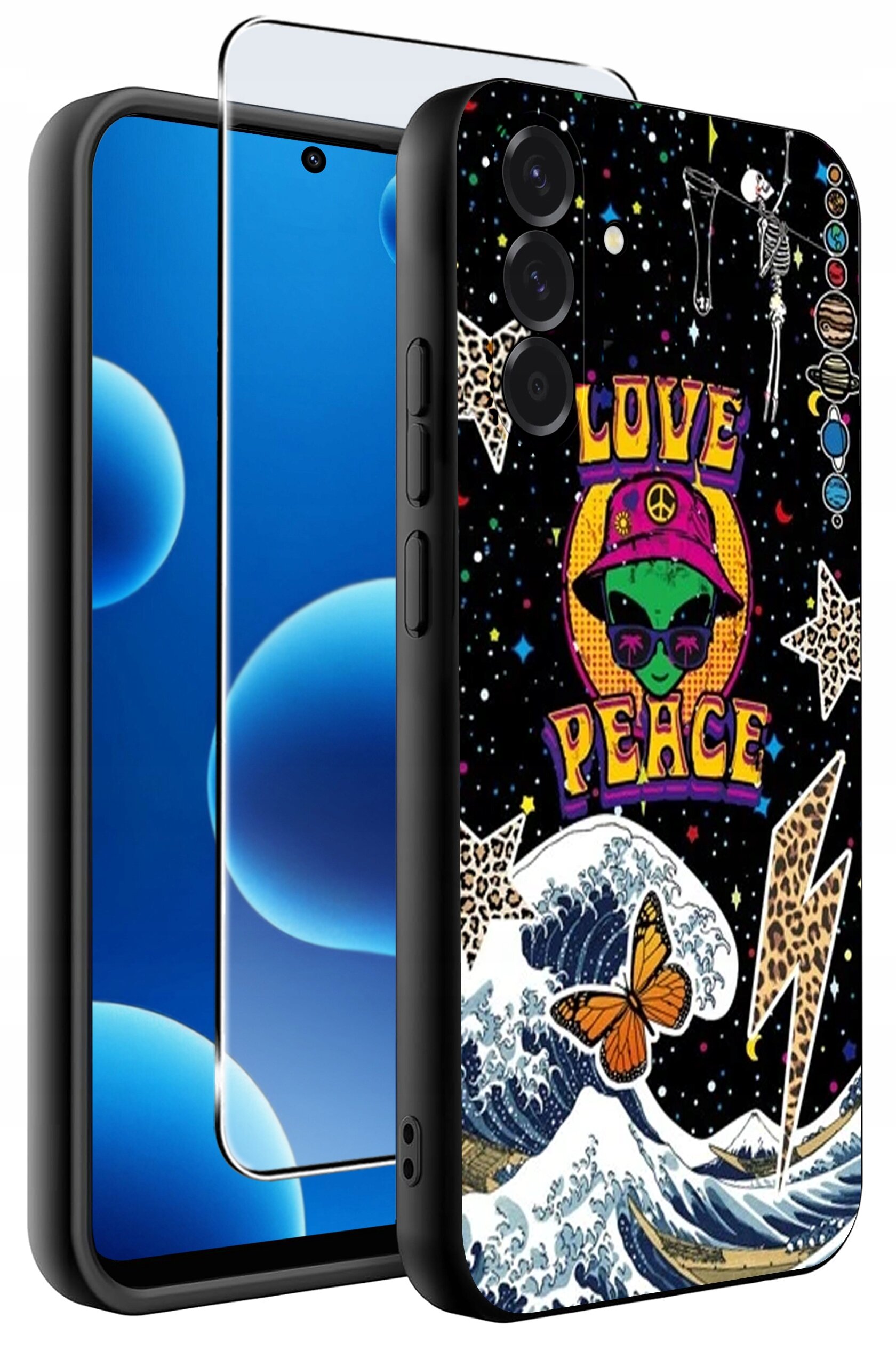 Etui na telefon z kolorowym wzorem przedstawiającym zieloną postać w czapce z napisem \'LOVE PEACE\', motyla, fale i gwiazdy. Obok etui znajduje się szkło ochronne na ekran.