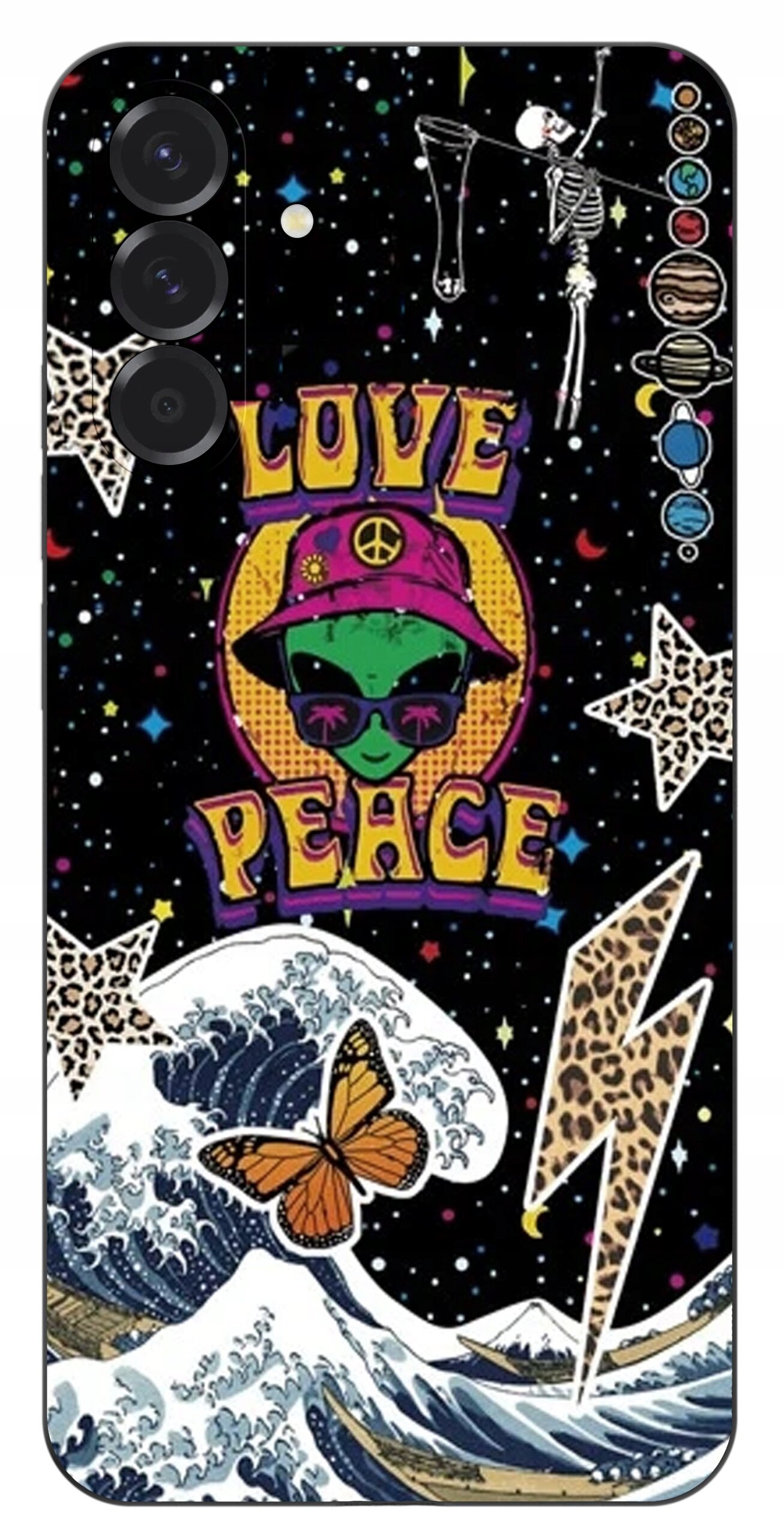 Etui na telefon z kolorowym wzorem przedstawiającym zieloną postać w kapeluszu z napisem \'LOVE PEACE\', otoczoną gwiazdami, falą, motylem i błyskawicą w panterkę.
