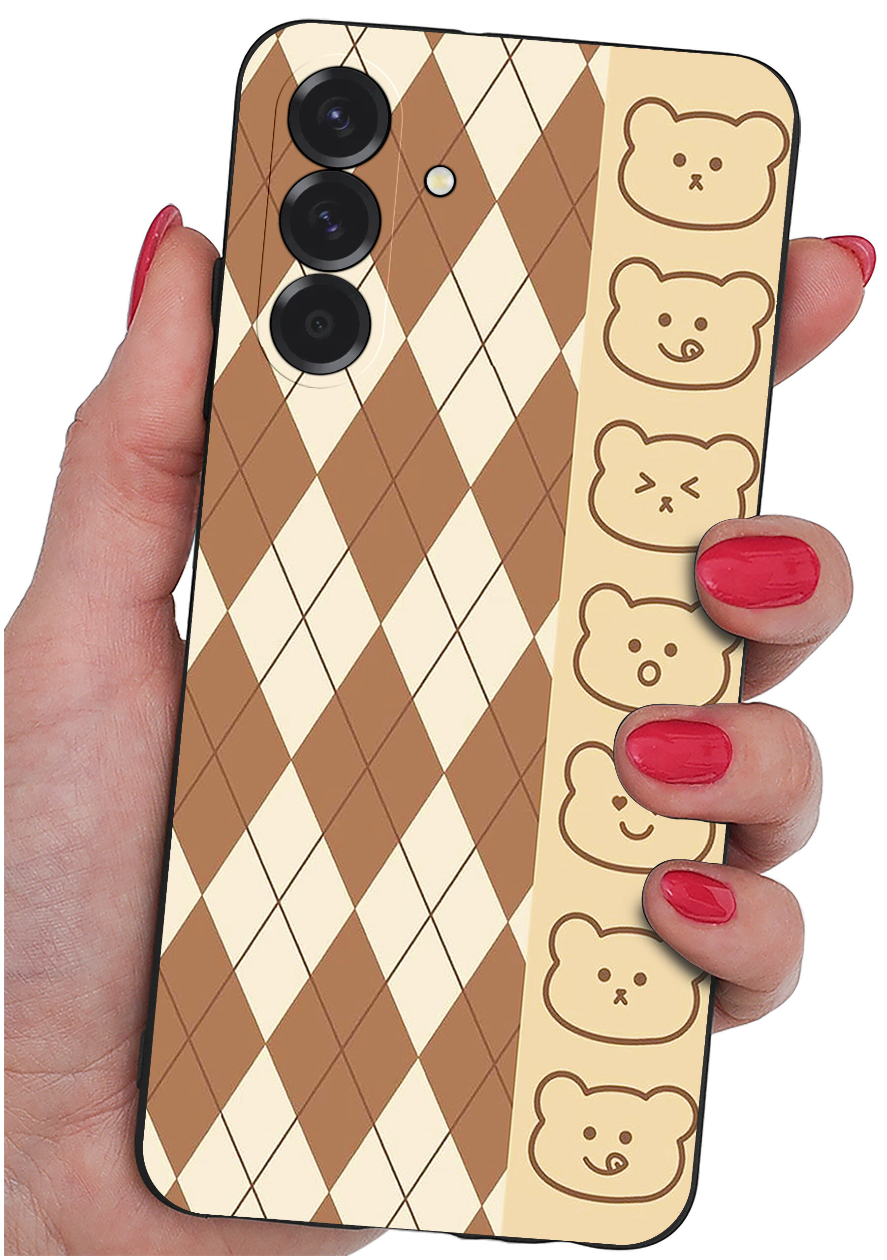 Etui na telefon z wzorem w romby w kolorach brązowym i kremowym oraz rzędem rysunków misiów po boku. Trzymane w dłoni z pomalowanymi na czerwono paznokciami.