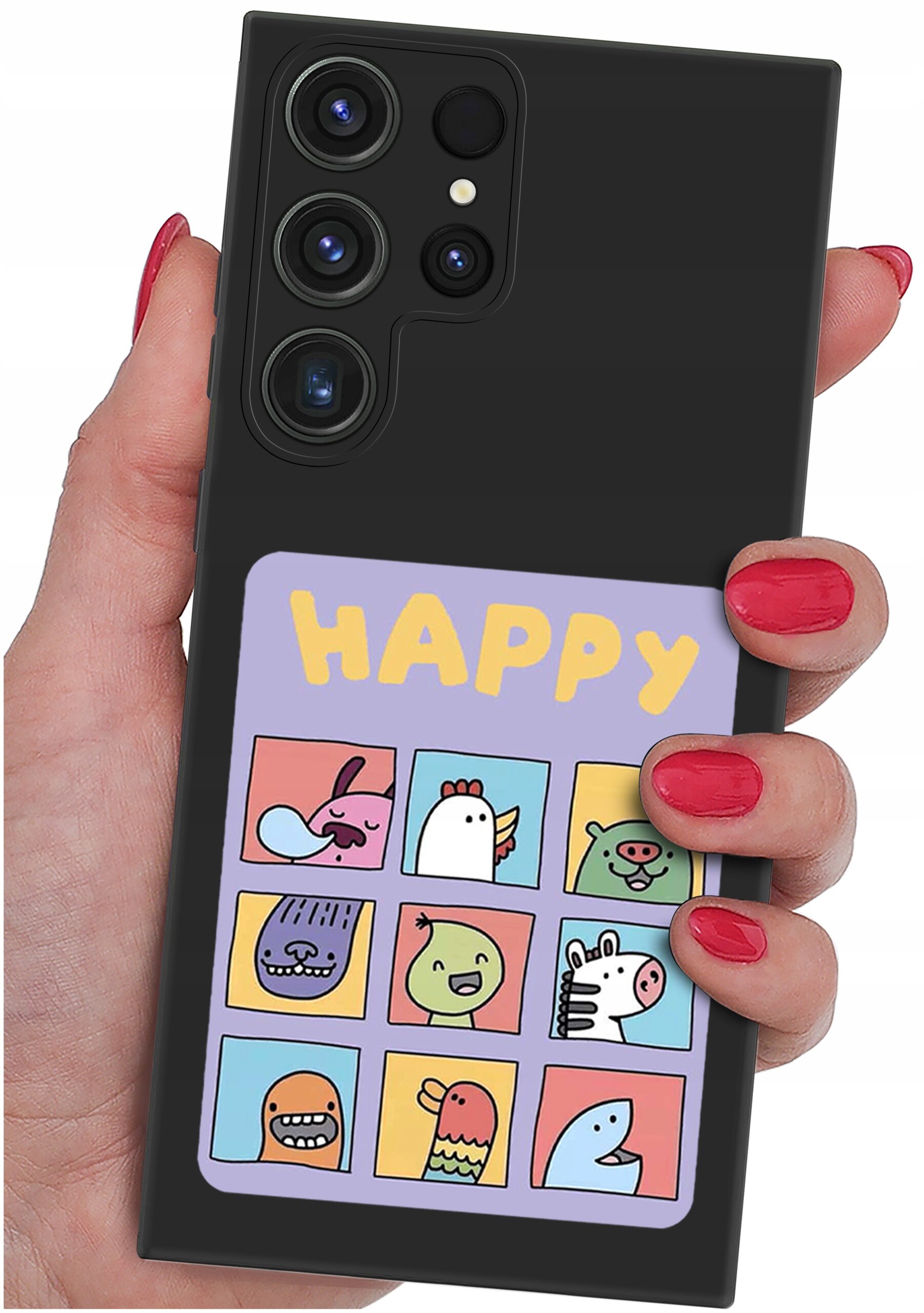 Osoba trzyma telefon z czarnym etui, na którym znajduje się kolorowy wzór z dziewięcioma rysunkowymi postaciami i napisem \'HAPPY\'.