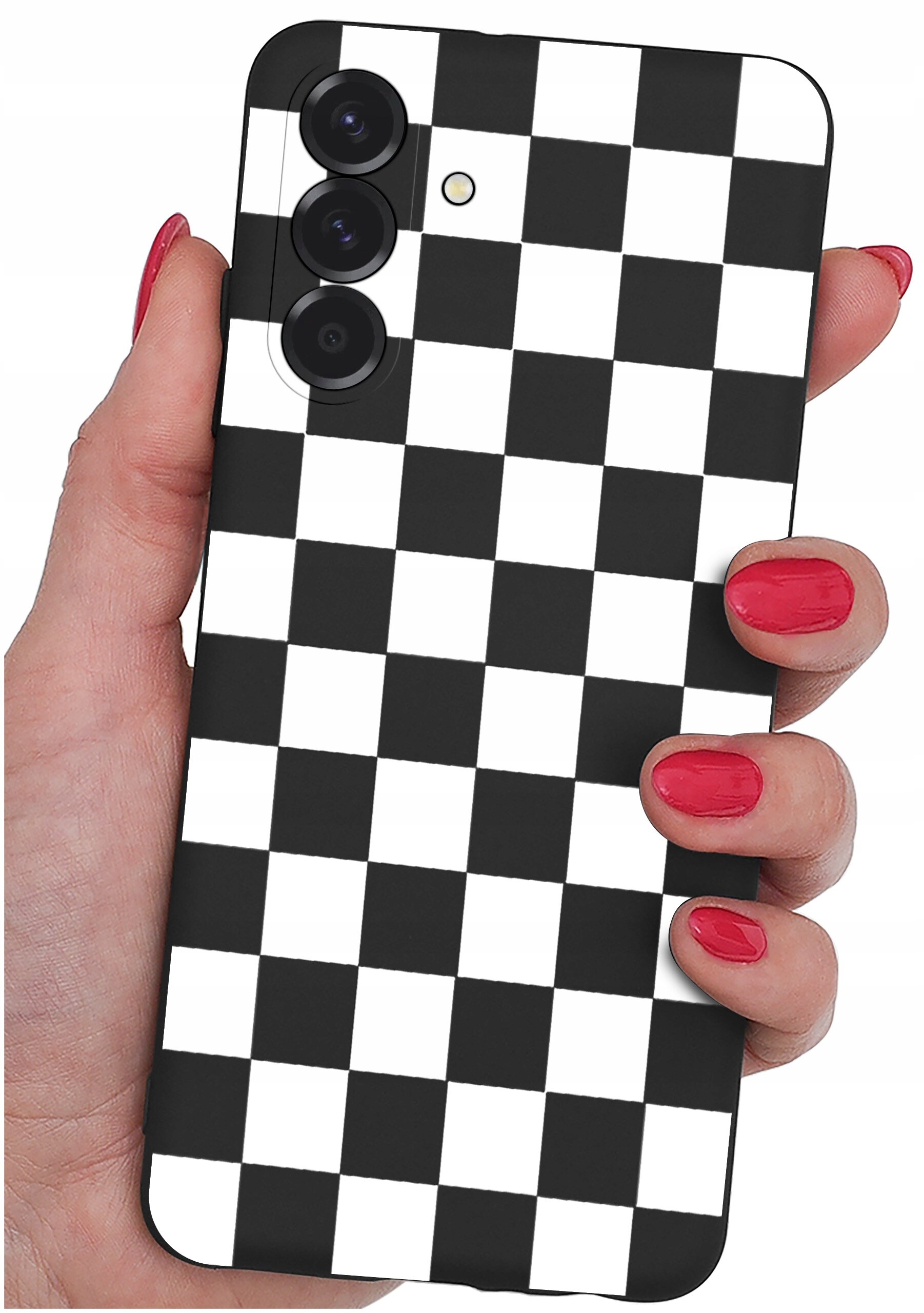 Osoba trzyma telefon z etui w czarno-białą szachownicę. Etui ma trzy otwory na aparaty i jeden na lampę błyskową.