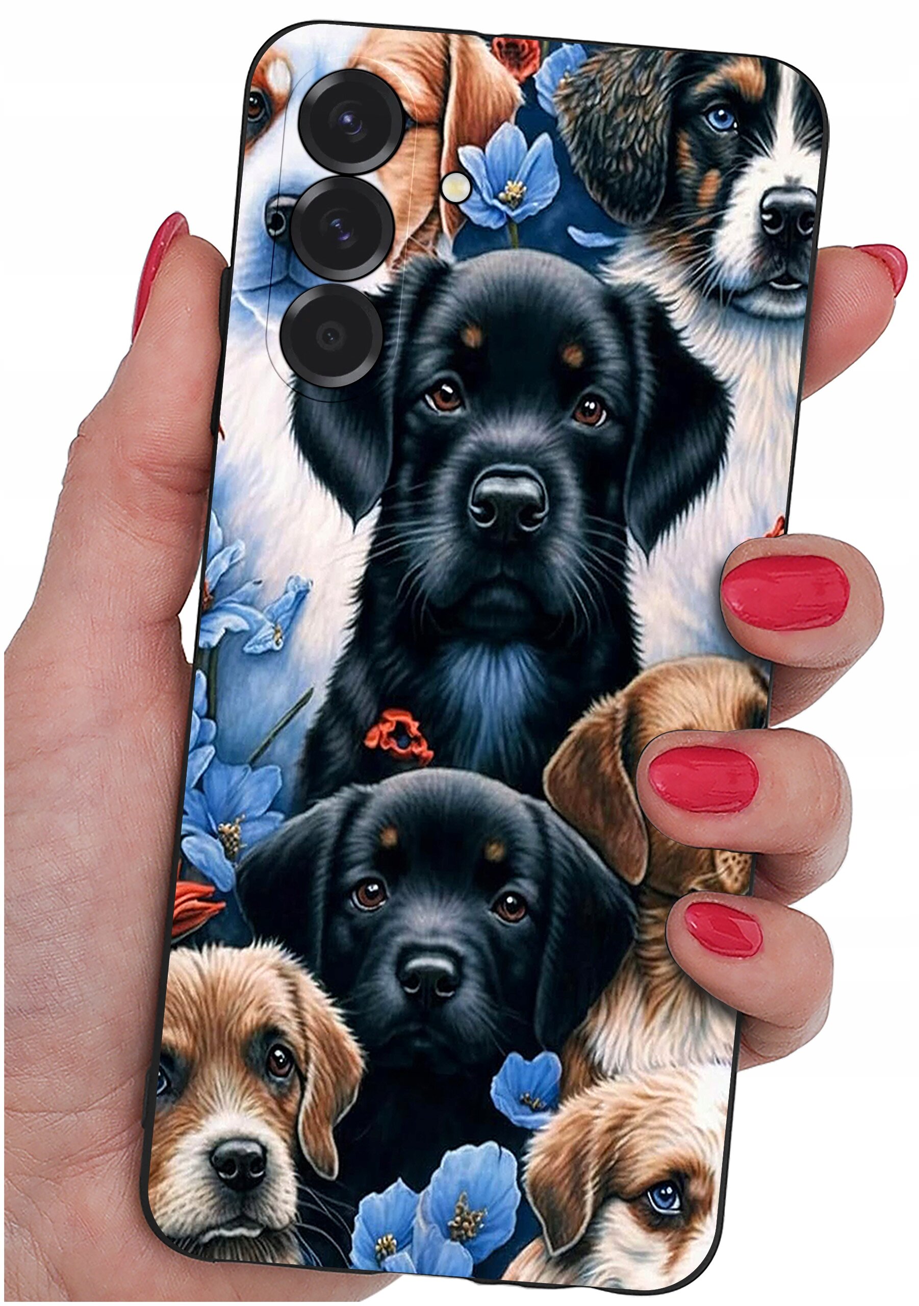 Etui na telefon z wzorem przedstawiającym różne rasy psów oraz niebieskie kwiaty, trzymane w dłoni z pomalowanymi na czerwono paznokciami.