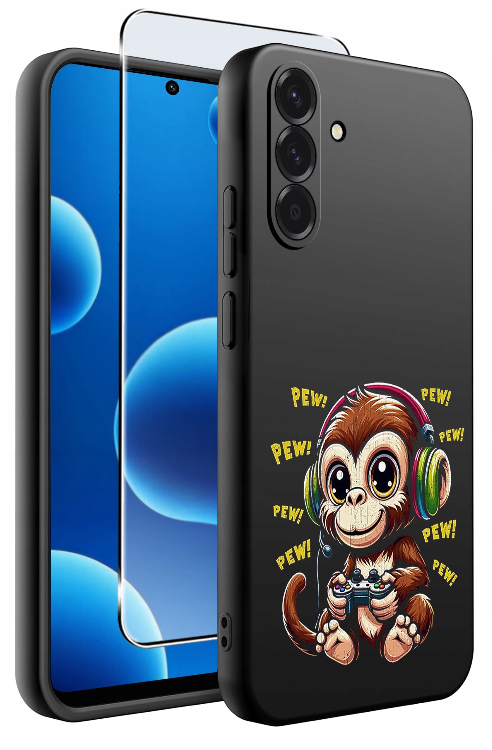 Obraz przedstawia silikonowe etui na telefon z nadrukiem małpki w słuchawkach trzymającej kontroler do gier, otoczonej napisem \'PEW!\'. W tle widoczny jest telefon z nałożonym szkłem ochronnym.