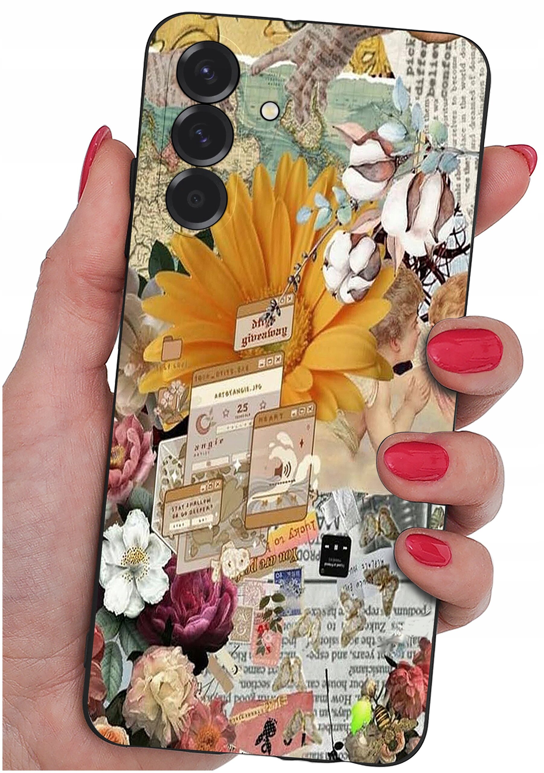 Etui na telefon z kolorowym, kwiatowym wzorem i elementami graficznymi, trzymane w dłoni z pomalowanymi na czerwono paznokciami. Na etui widoczne są różne motywy, w tym duży żółty kwiat i fragmenty tekstu.