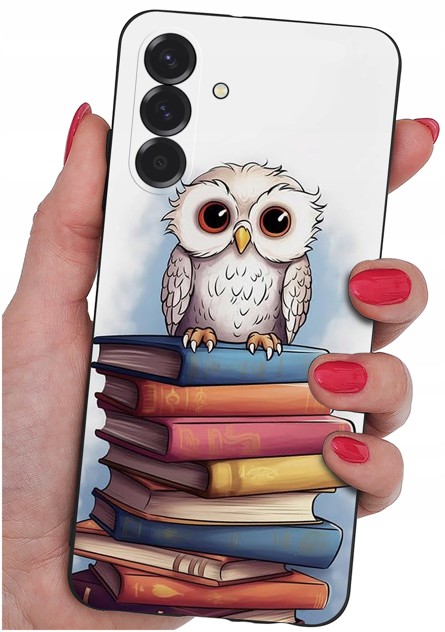 Etui na telefon z nadrukiem sowy siedzącej na stosie książek, trzymane w dłoni z pomalowanymi na czerwono paznokciami.