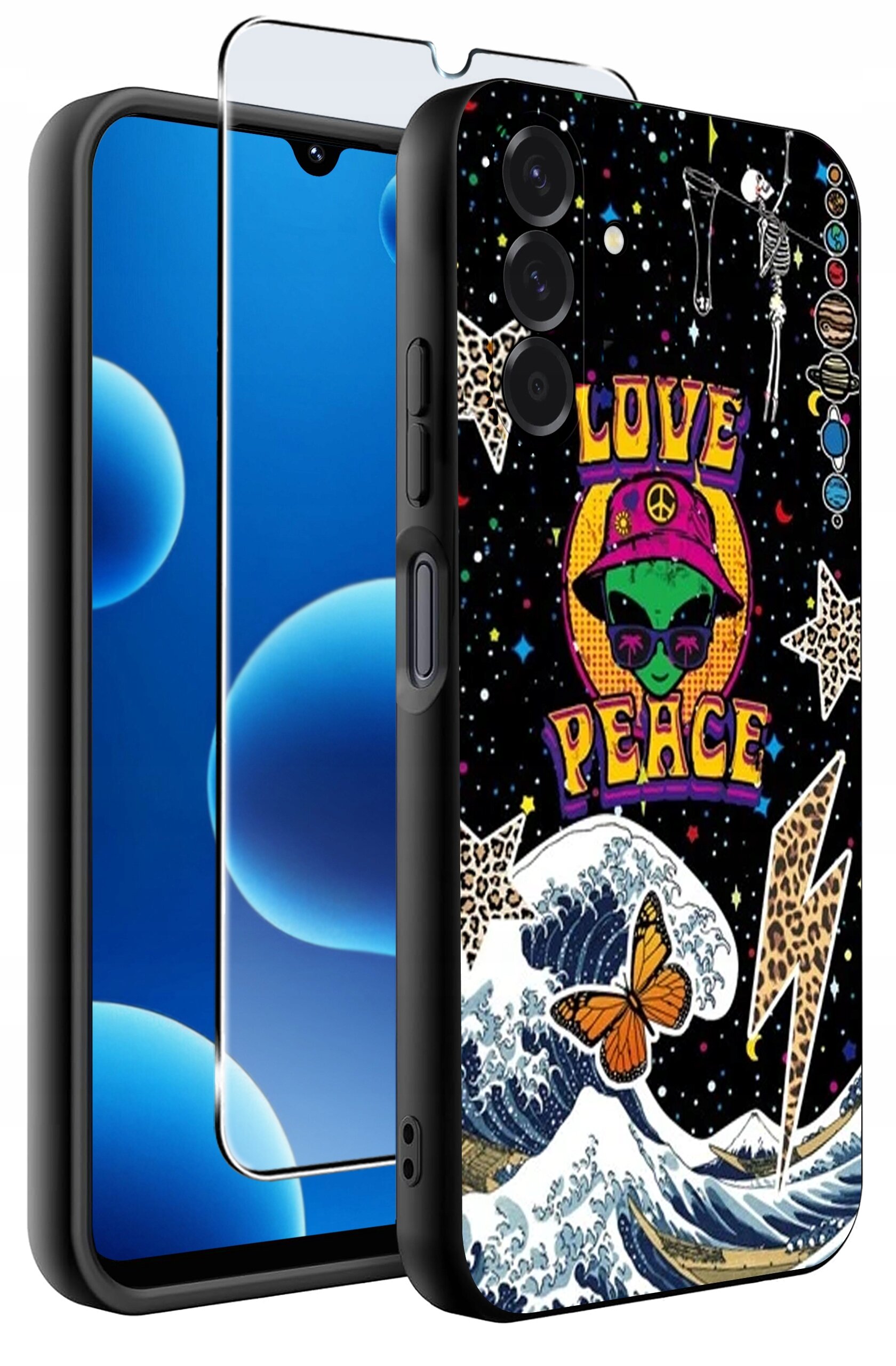 Etui na telefon z kolorowym wzorem przedstawiającym zieloną postać w czapce z napisem \'LOVE PEACE\', motyla, fale i gwiazdy. Obok etui znajduje się szkło ochronne na ekran.